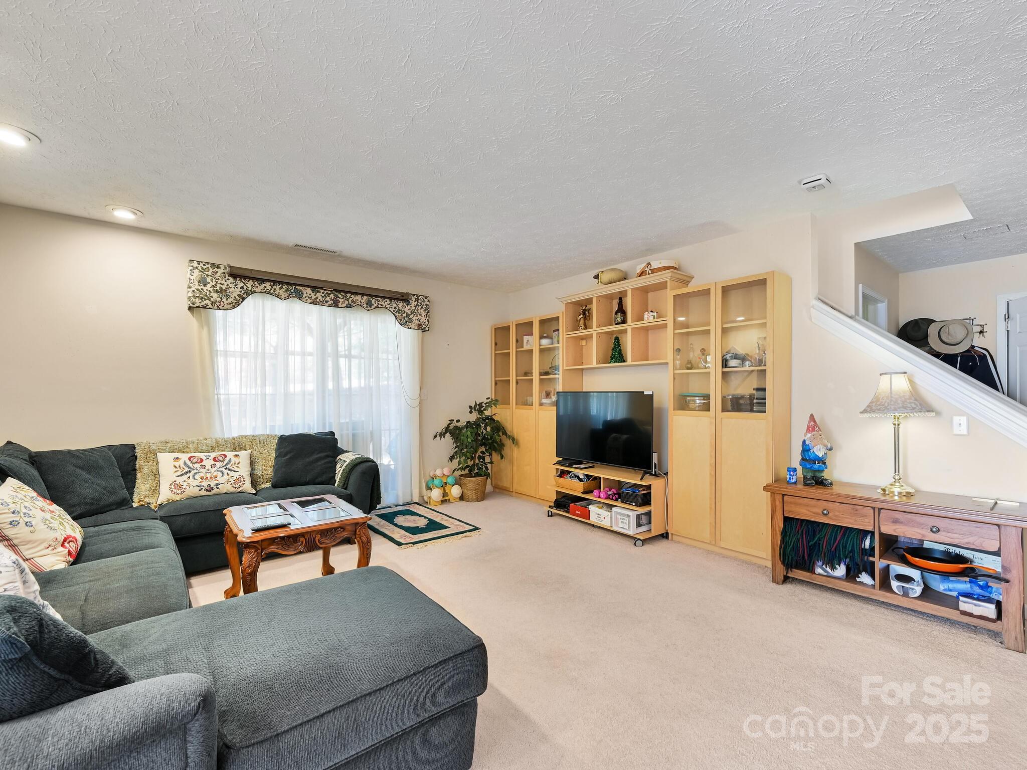 Hendersonville, North Carolina, 28739, United States, 3 Bedrooms Bedrooms, ,3 BathroomsBathrooms,Residential,For Sale,2005496