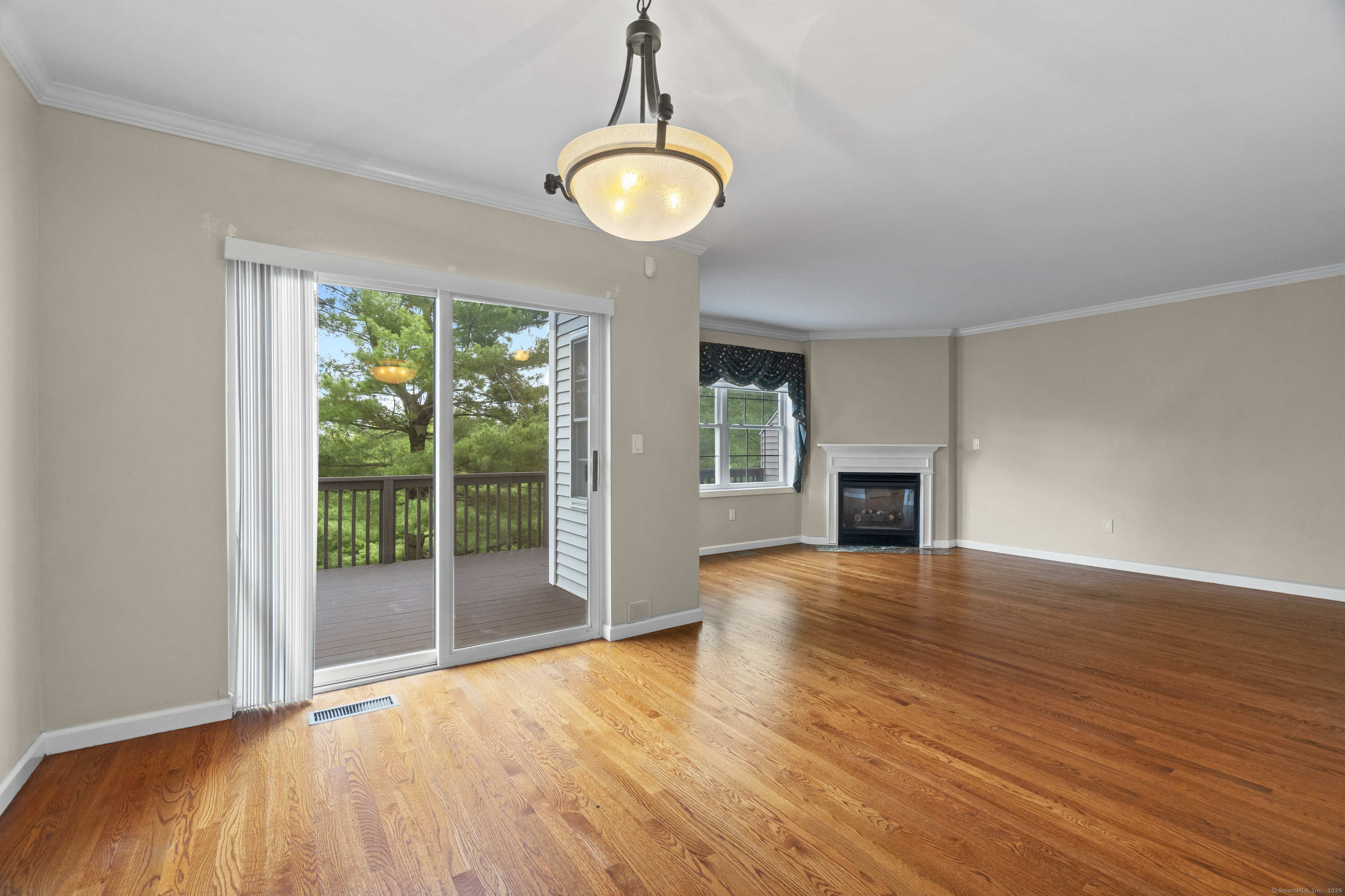 Danbury, Connecticut, 06811, United States, 2 Bedrooms Bedrooms, ,3 BathroomsBathrooms,Residential,For Sale,1932633