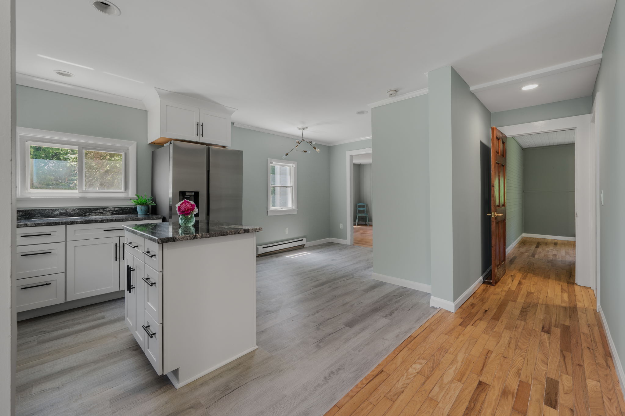  Find privacy and charm in this beautifully updated Waterford home. - 物件實景