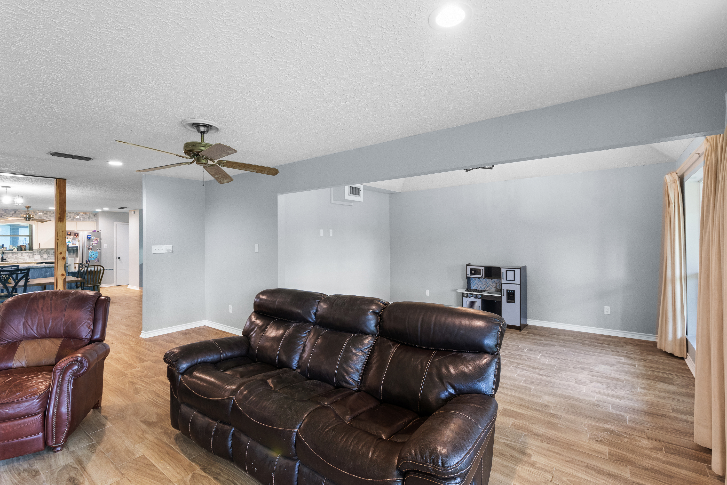 Henderson, Texas, 75652, United States, 6 Bedrooms Bedrooms, ,5 BathroomsBathrooms,Residential,For Sale,1920809