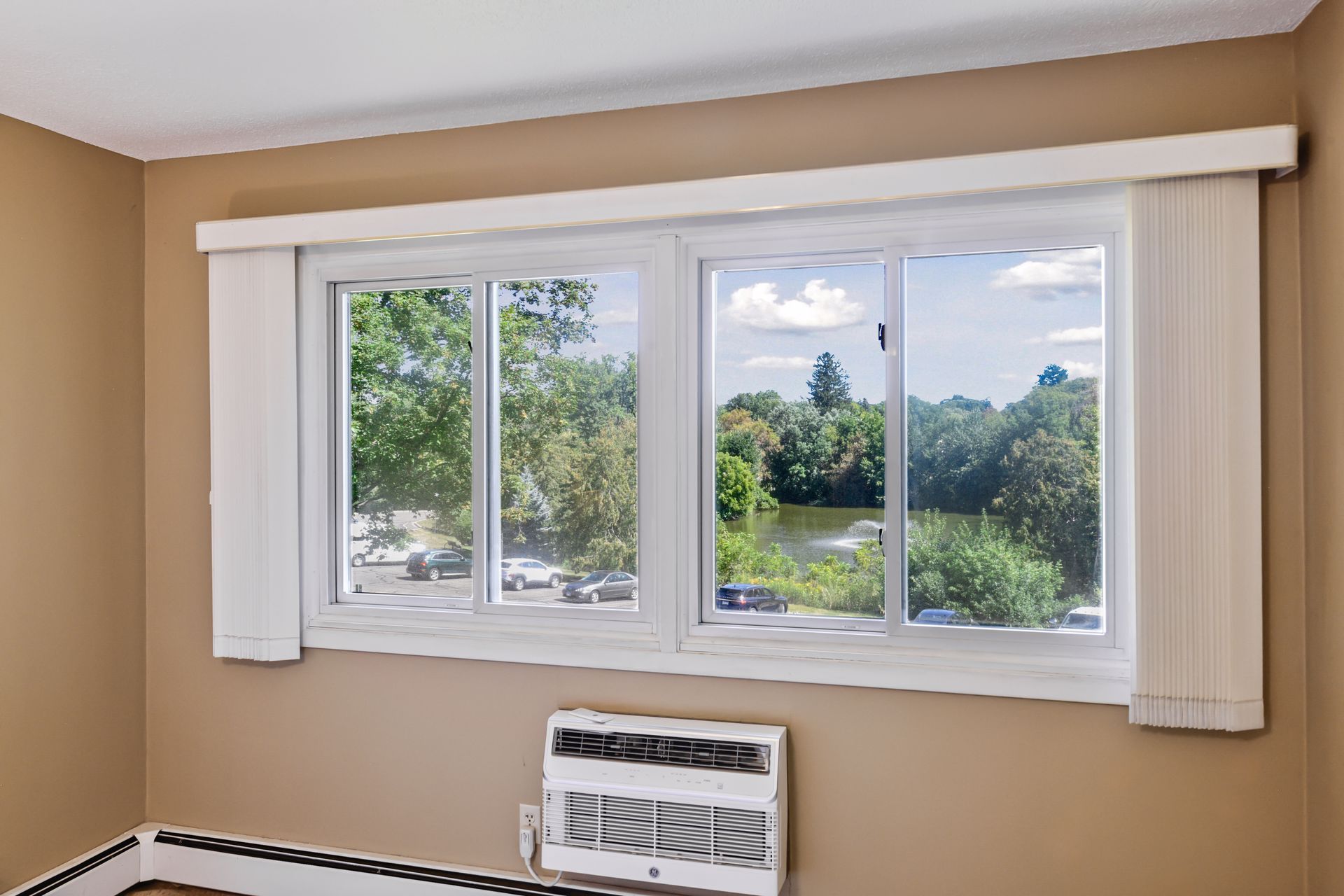  Second-Floor Wayzata Villas Condo with Beautiful Pond Views - 物件實景