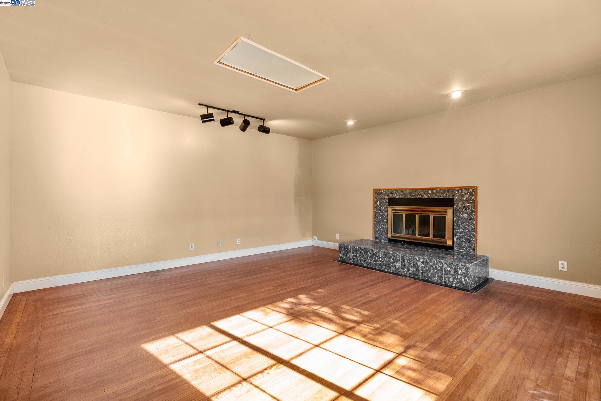 Redwood City, California, 94063, United States, 2 Bedrooms Bedrooms, ,1 BathroomBathrooms,Residential,For Sale,1991020