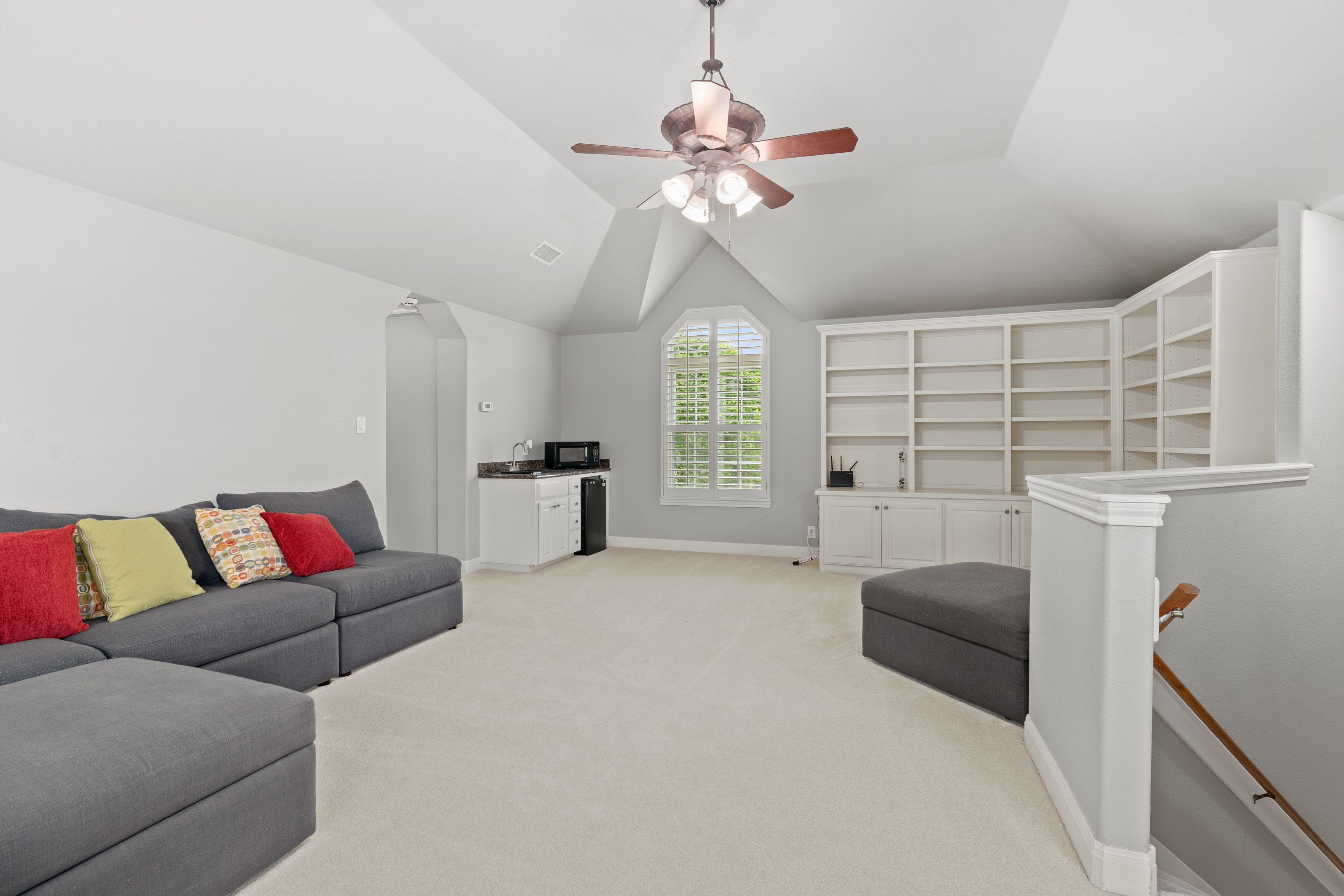  Spacious Estate with Poolside Views - 物件實景