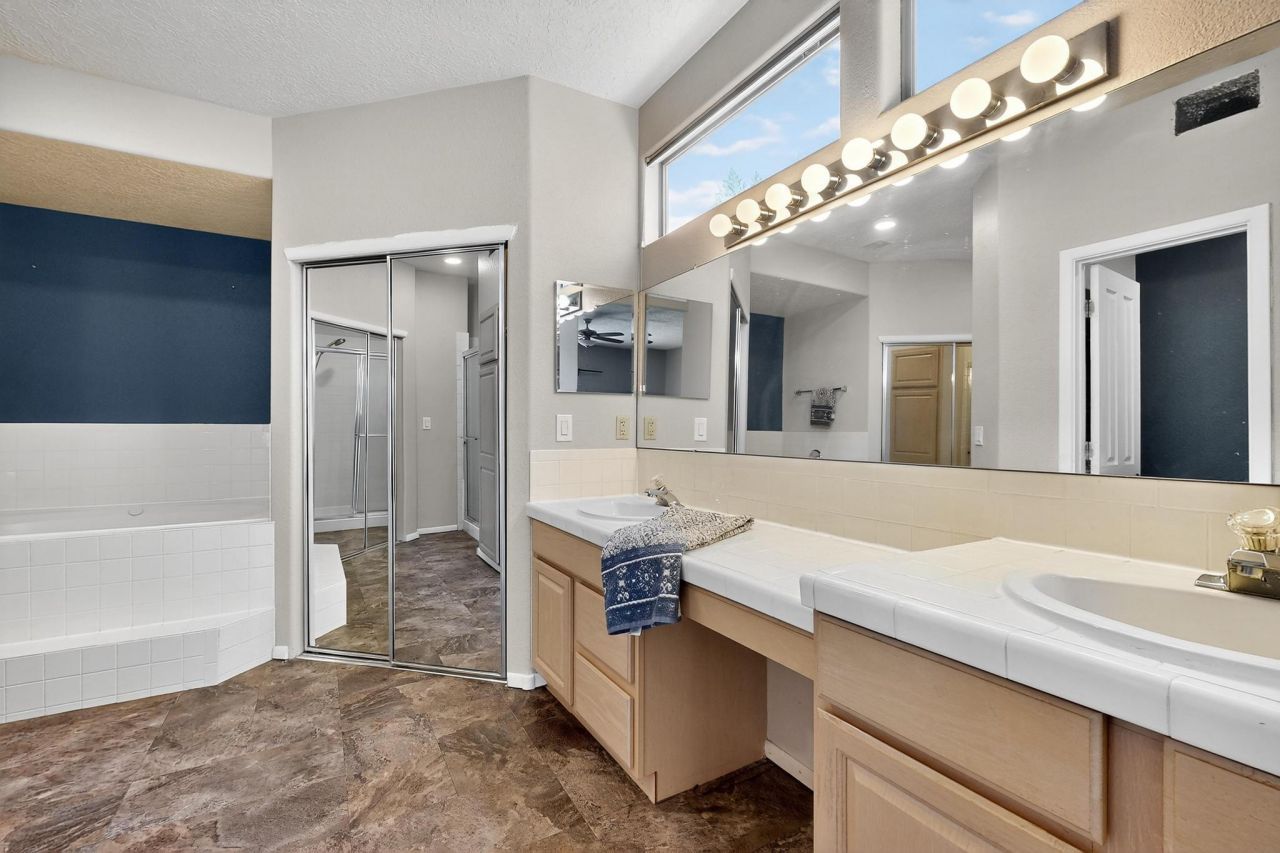 Albuquerque, New Mexico, 87114, United States, 4 Bedrooms Bedrooms, ,4 BathroomsBathrooms,Residential,For Sale,1941091
