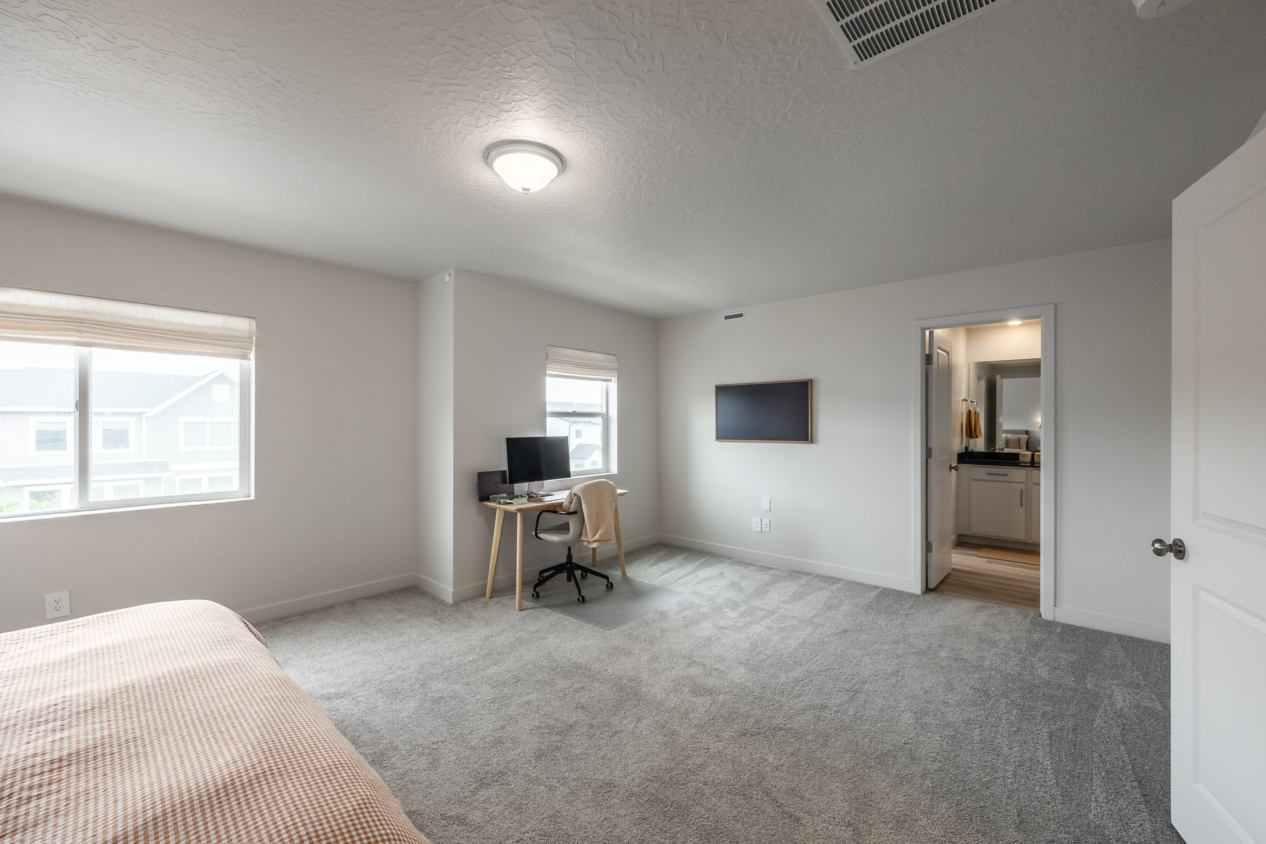  Modern 2023-Built Home with Protected Mountain Views, Walking Distance to School - 物件實景