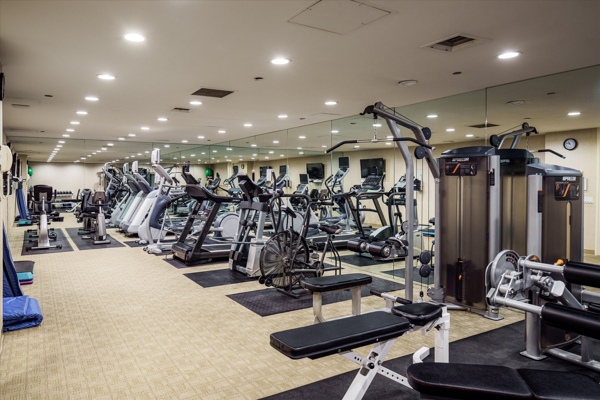  300 N Swall Dr - 物件實景