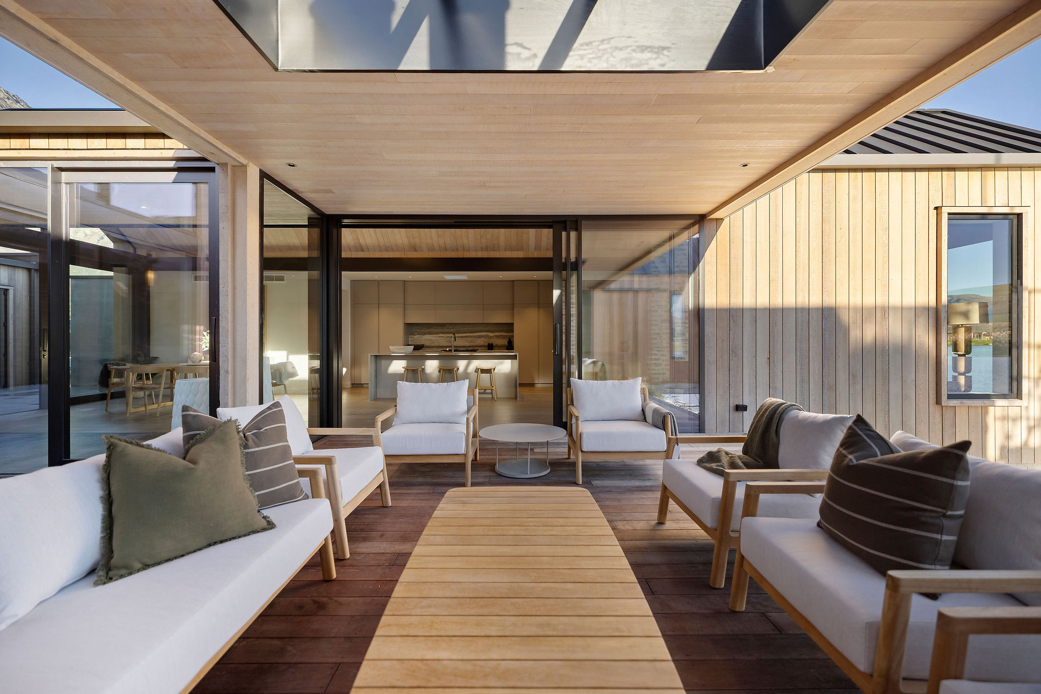  Lake Front Living, Elevated to Iconic - 物件實景
