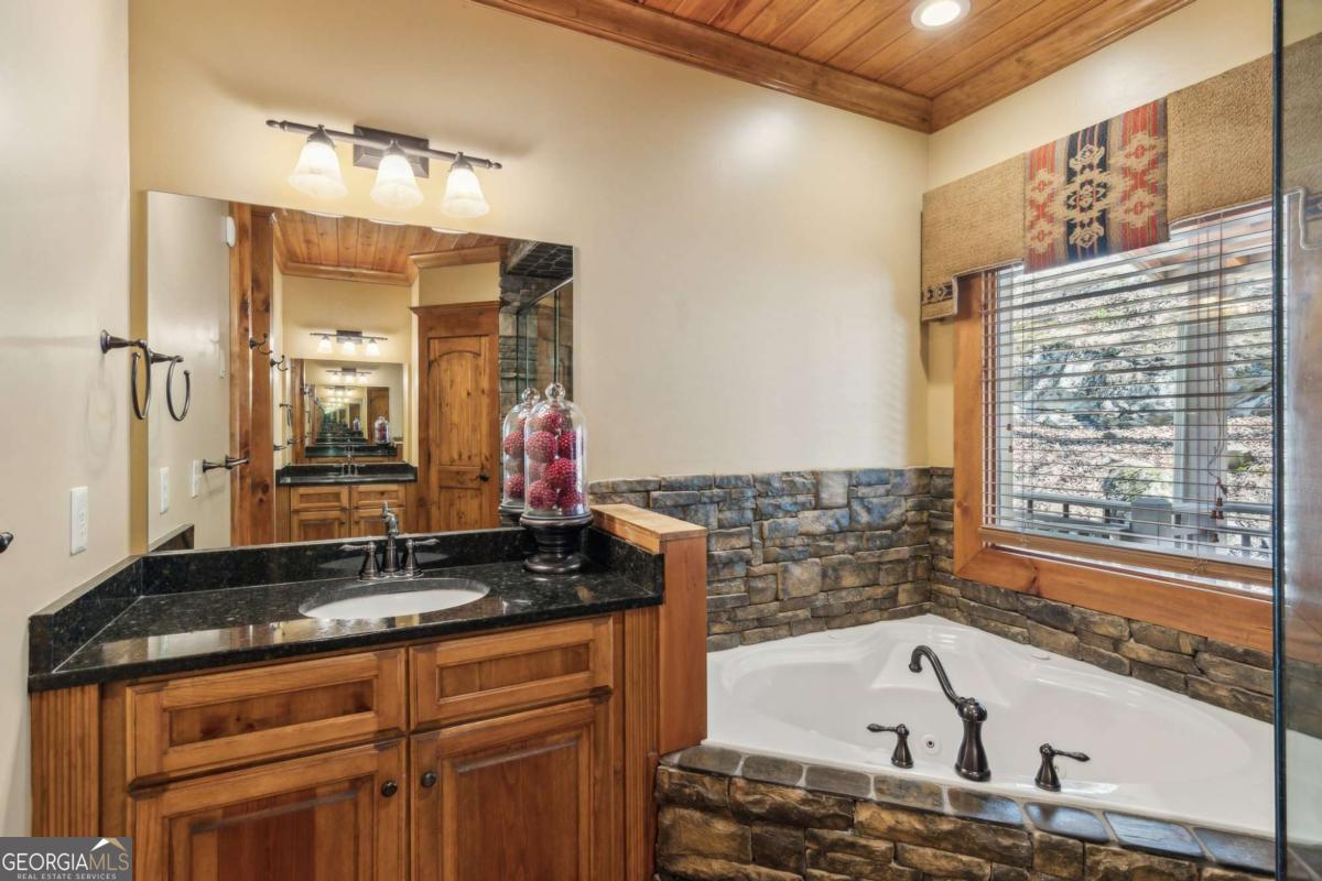 Ellijay, Georgia, 30536, United States, 5 Bedrooms Bedrooms, ,4 BathroomsBathrooms,Residential,For Sale,1880037
