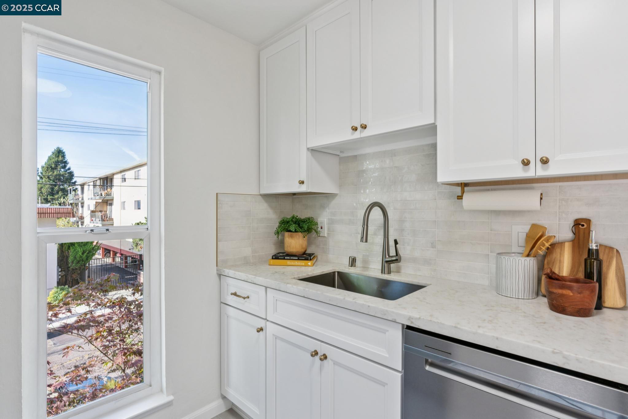 Oakland, California, 94610, United States, 2 Bedrooms Bedrooms, ,2 BathroomsBathrooms,Residential,For Sale,1984718