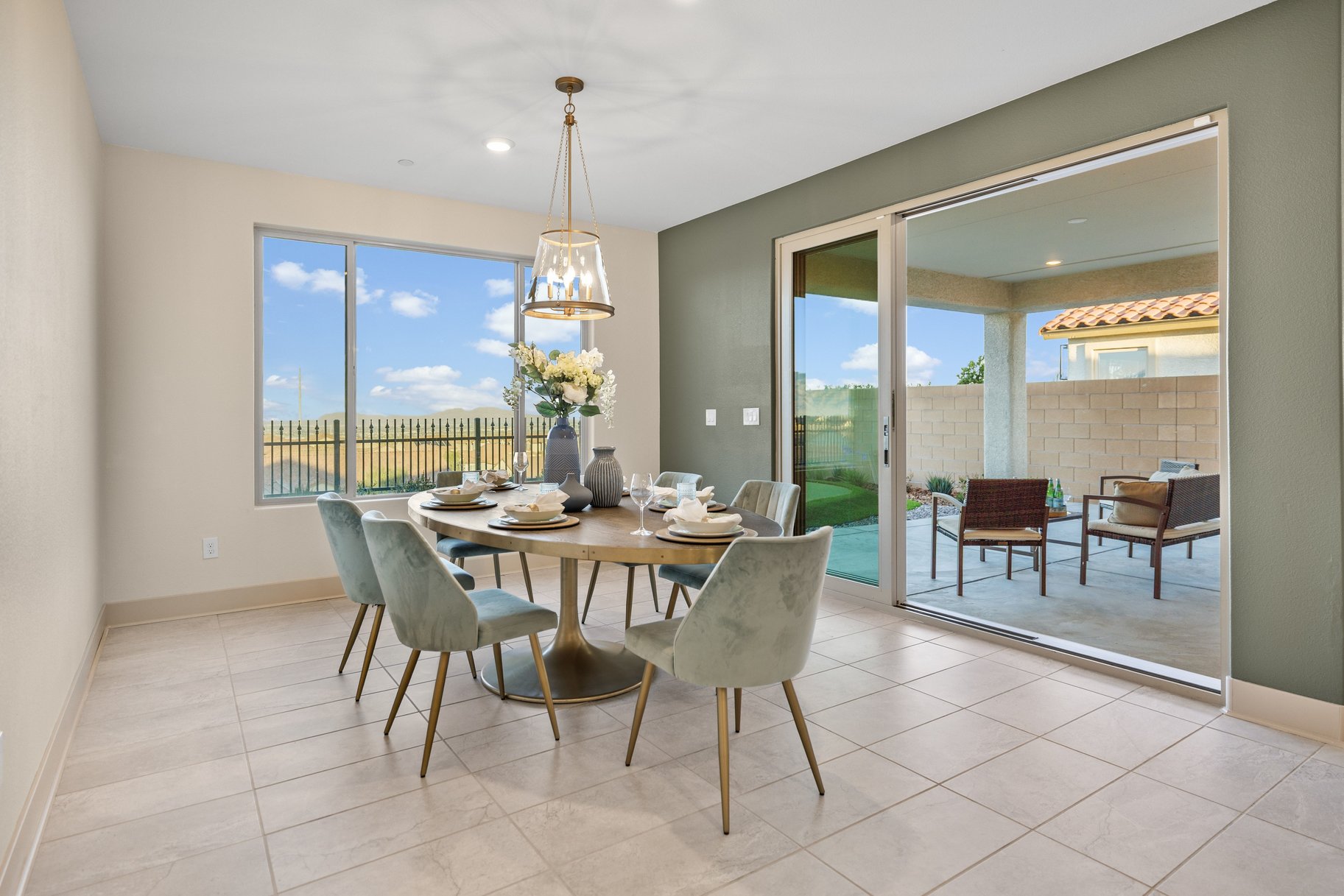  Thoughtfully Upgraded Home Set on an Elevated Lot Offering Sweeping Views - 物件實景