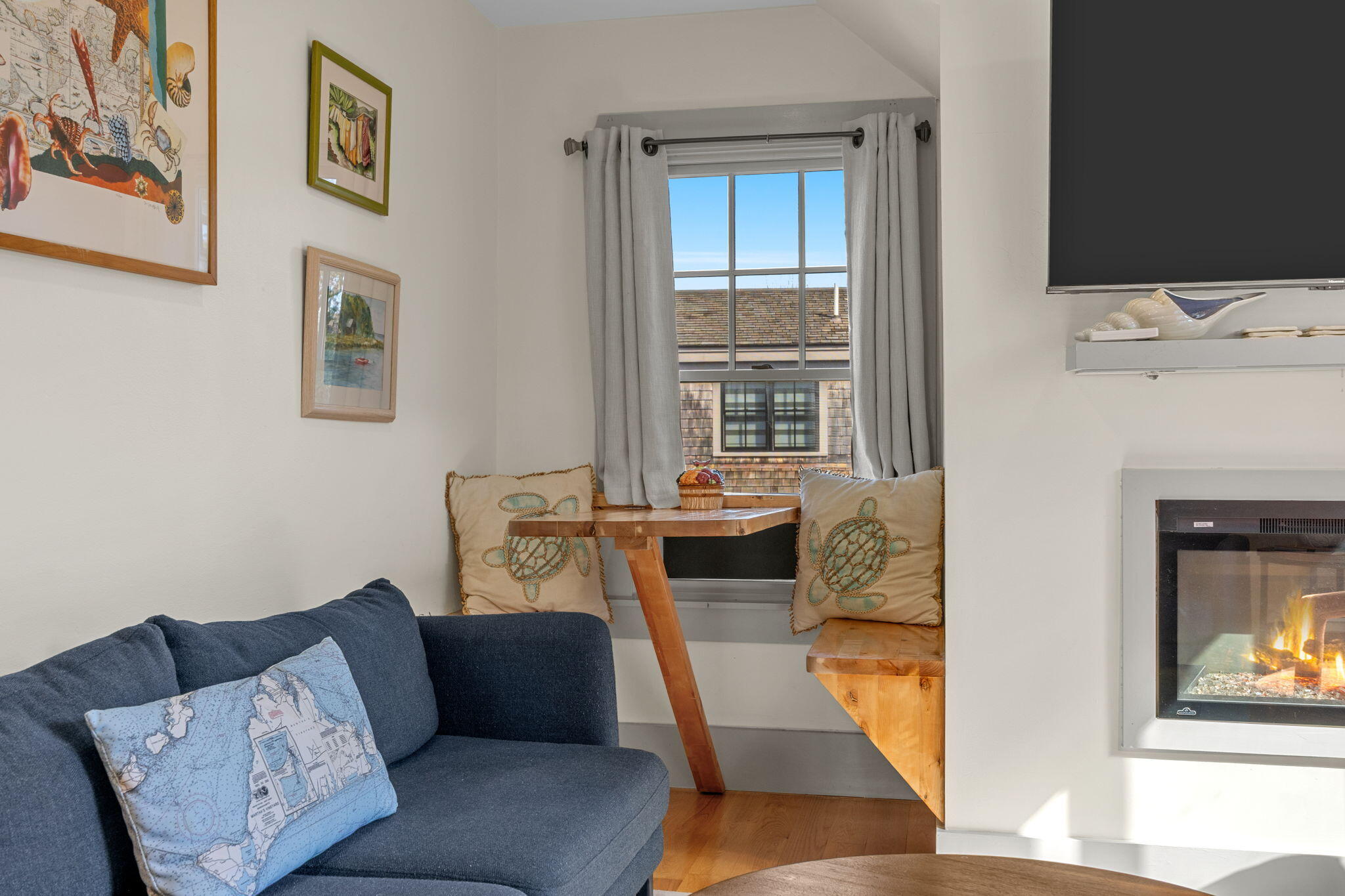  Soaring Ceilings, Two Private Decks & a Fresh Take on East End Living - 物件實景