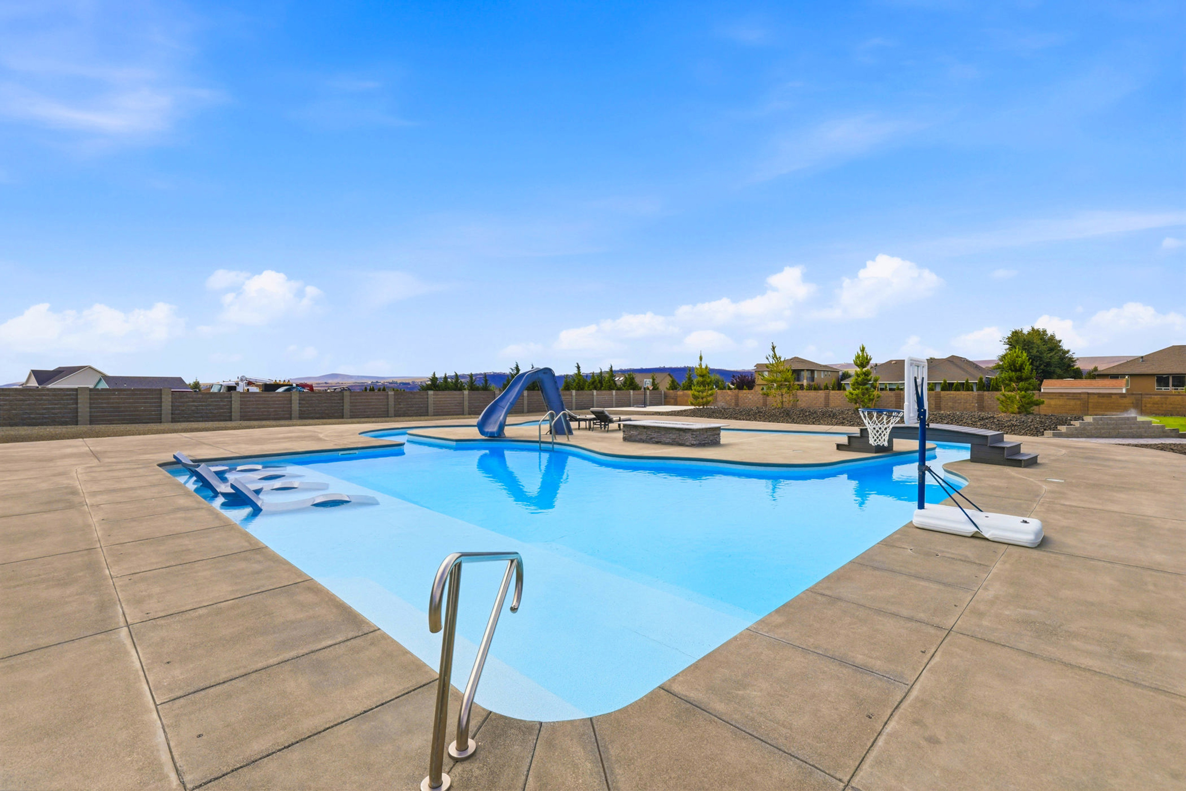  1 acre, room for shop, large pool with lazy river - 物件實景