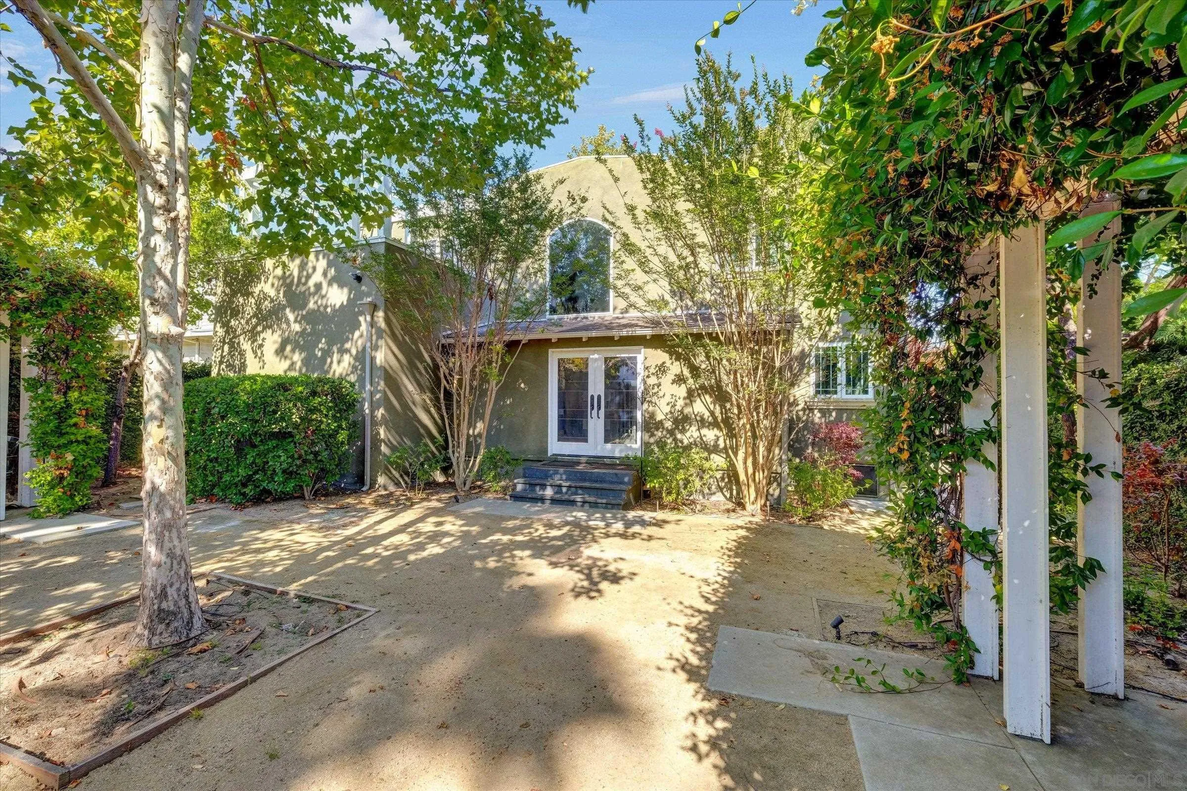 Los Angeles, California, 90027, United States, 4 Bedrooms Bedrooms, ,4 BathroomsBathrooms,Residential,For Sale,1924744