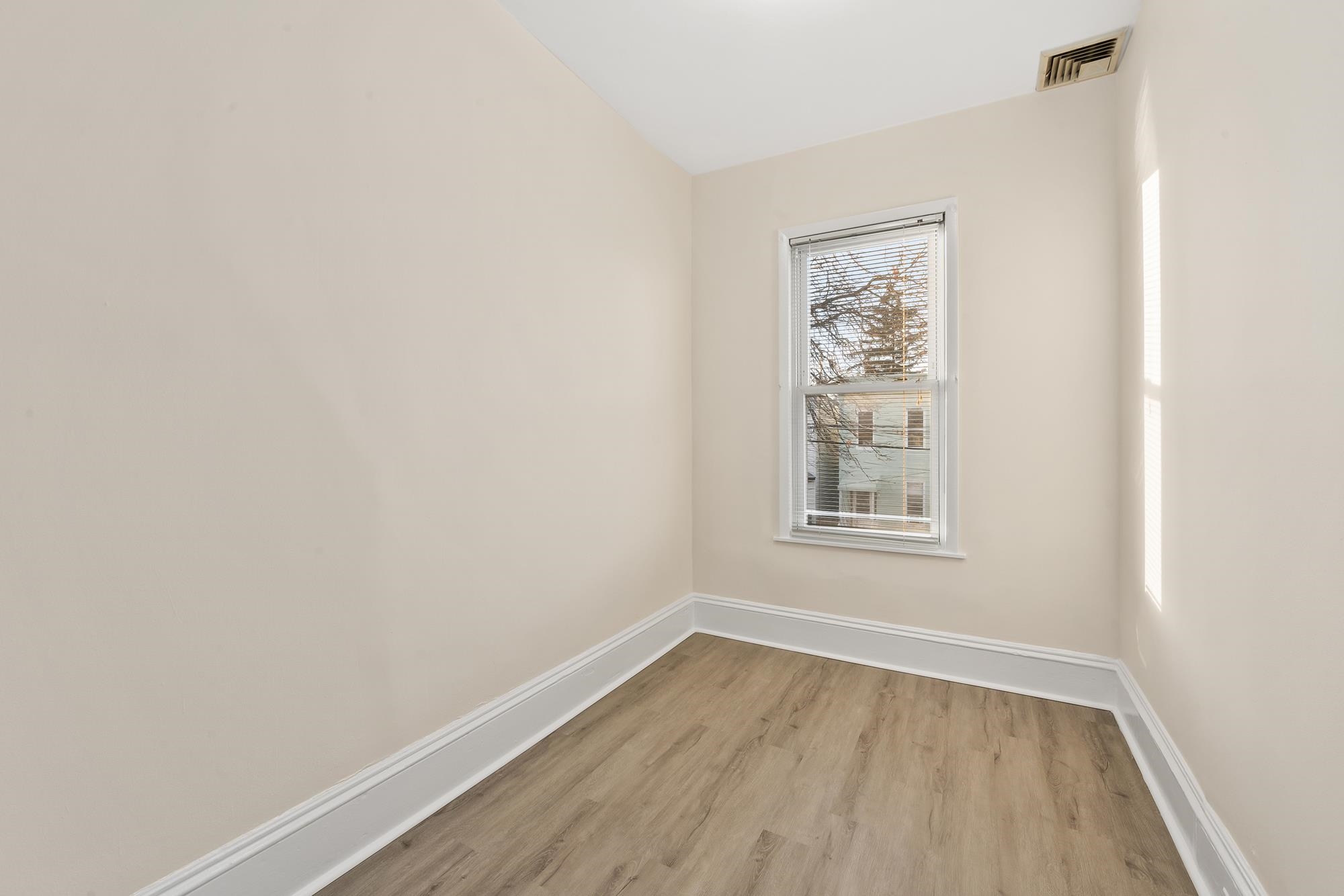 Union City, New Jersey, 07087, United States, 3 Bedrooms Bedrooms, ,2 BathroomsBathrooms,Residential,For Sale,2002067