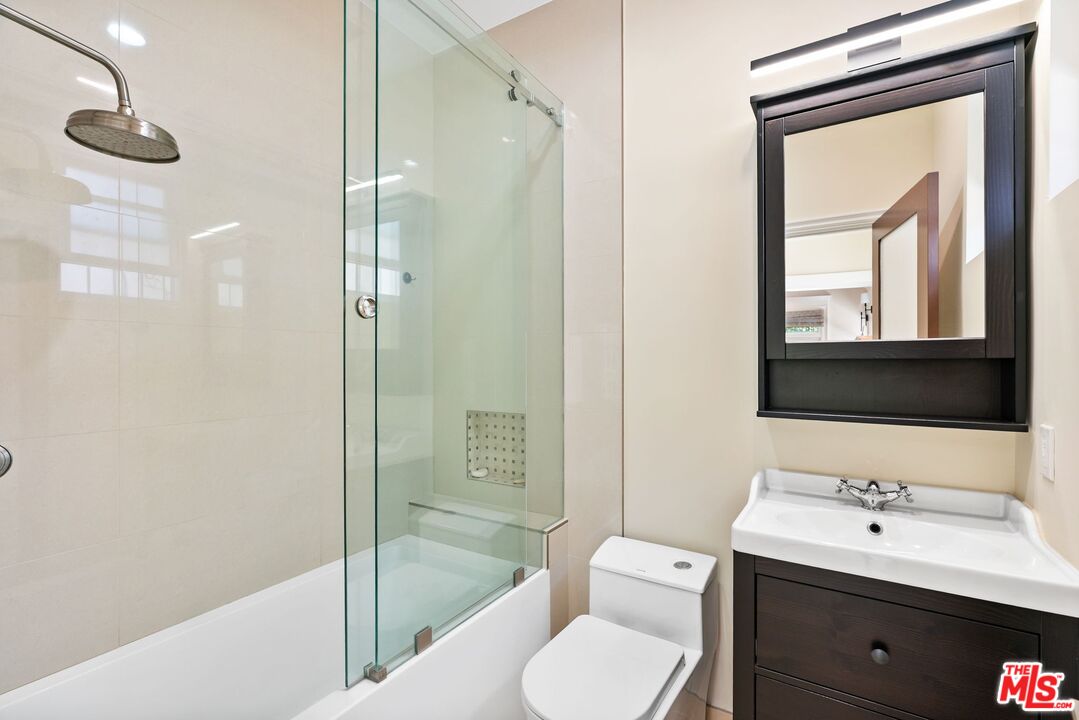 Los Angeles, California, 90006, United States, 7 Bedrooms Bedrooms, ,6 BathroomsBathrooms,Residential,For Sale,1848318