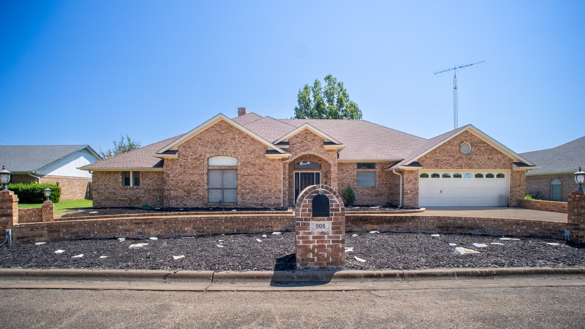 Mexia, Texas, 76667, United States, 4 Bedrooms Bedrooms, ,5 BathroomsBathrooms,Residential,For Sale,1941675