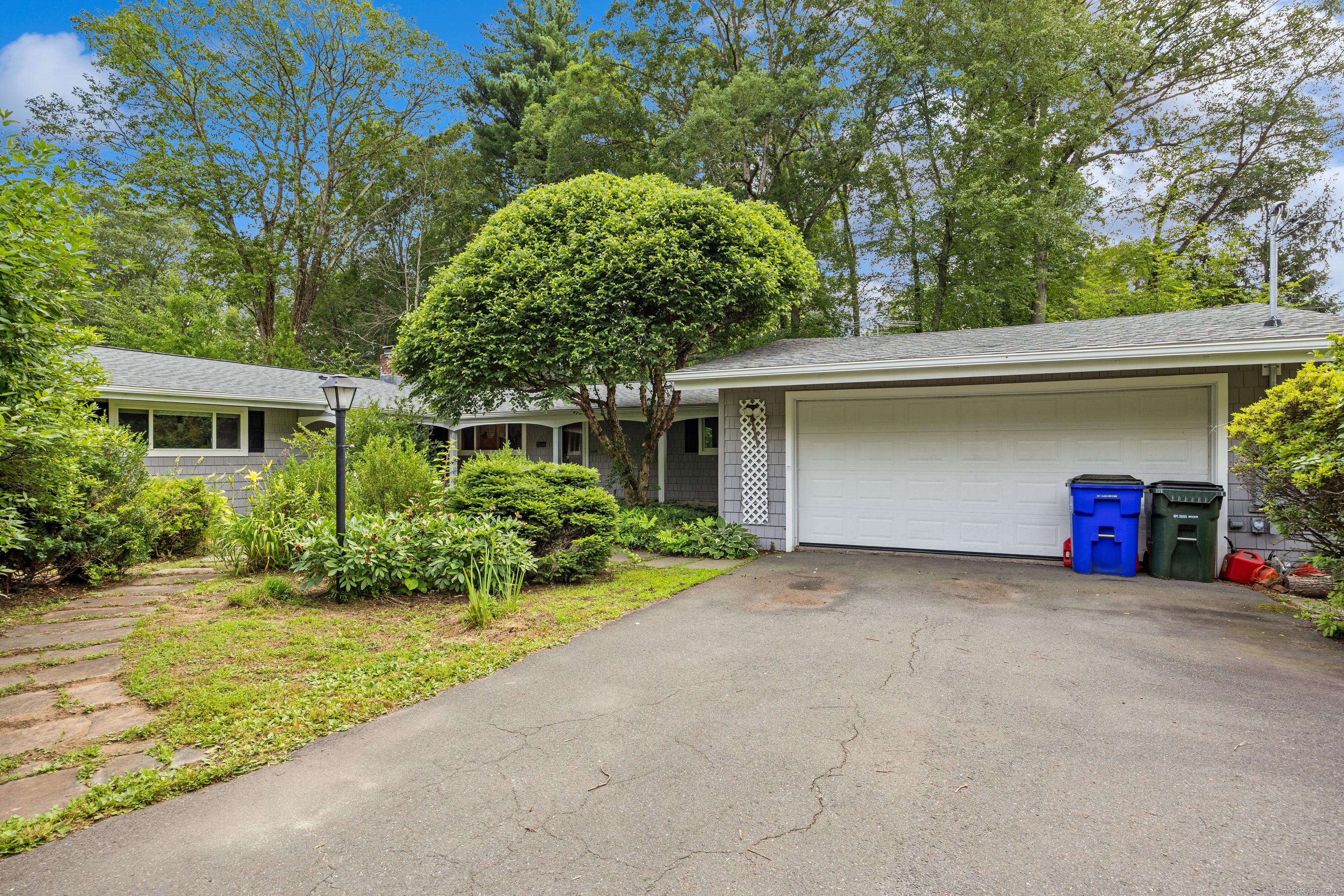 Avon, Connecticut, 06001, United States, 5 Bedrooms Bedrooms, ,3 BathroomsBathrooms,Residential,For Sale,1920498