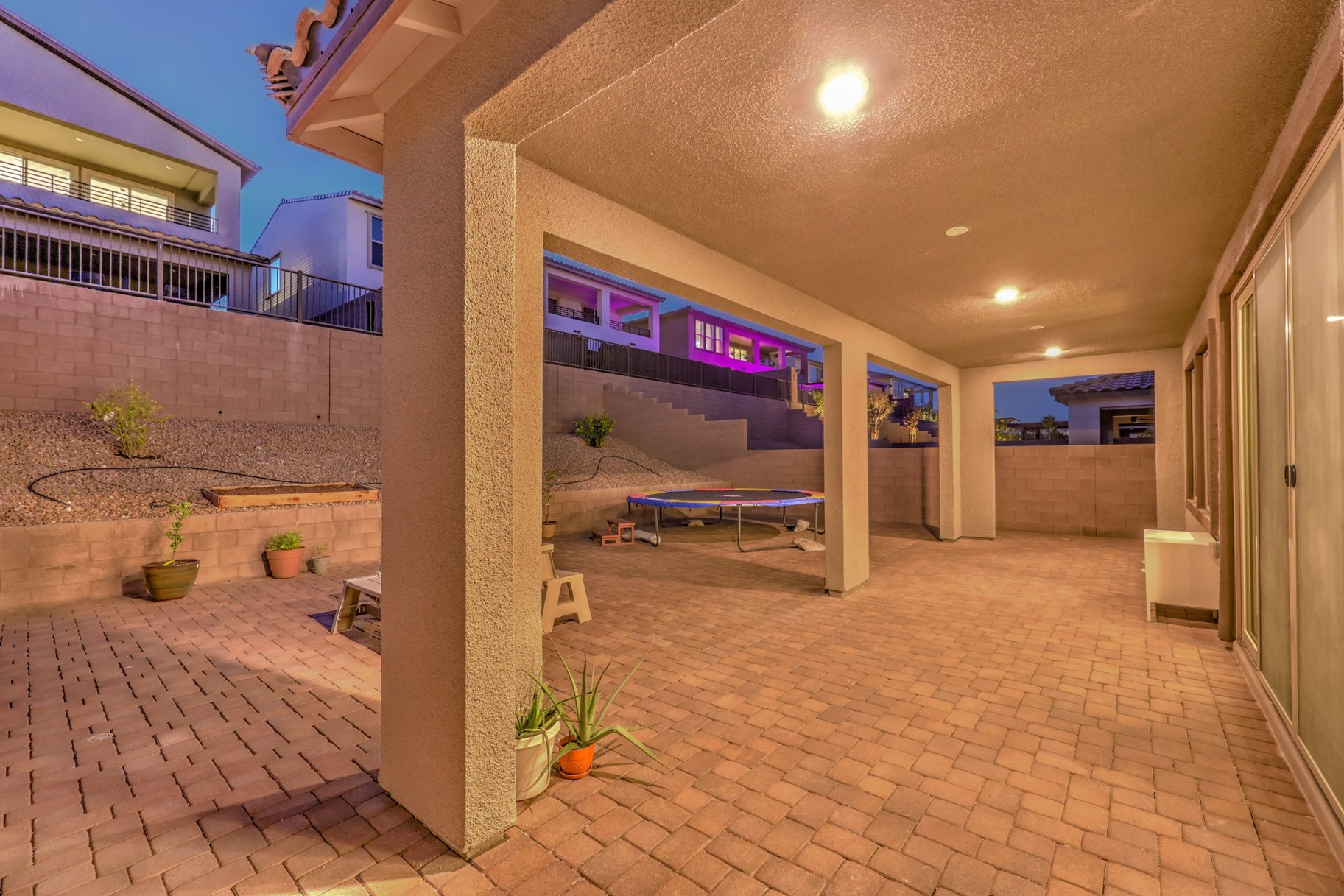  Beautifully Upgraded 2-Story Home in a Gated Community in Summerlin West - 物件實景