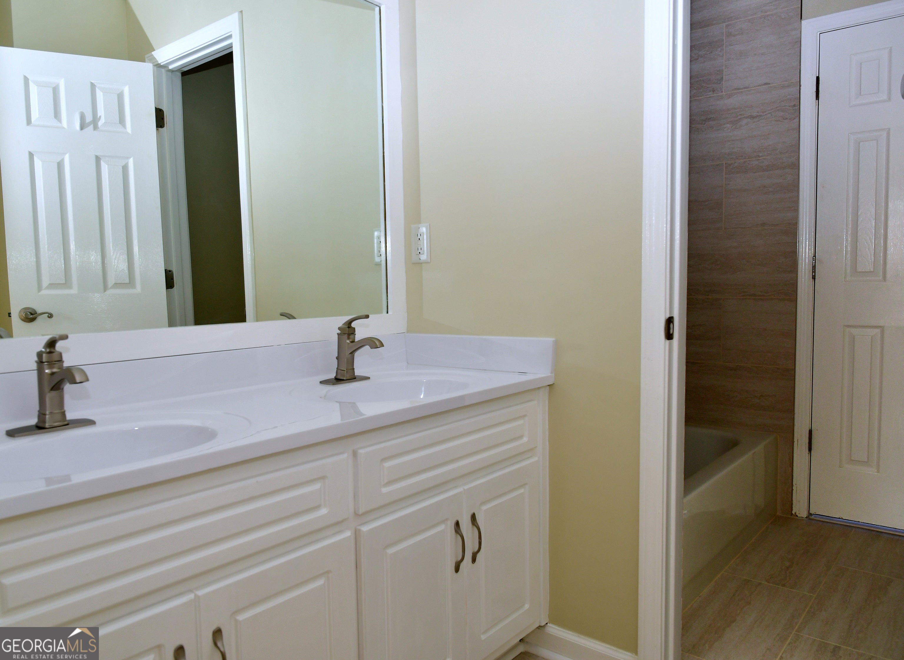 Hoschton, Georgia, 30548, United States, 5 Bedrooms Bedrooms, ,4 BathroomsBathrooms,Residential,For Sale,1992517