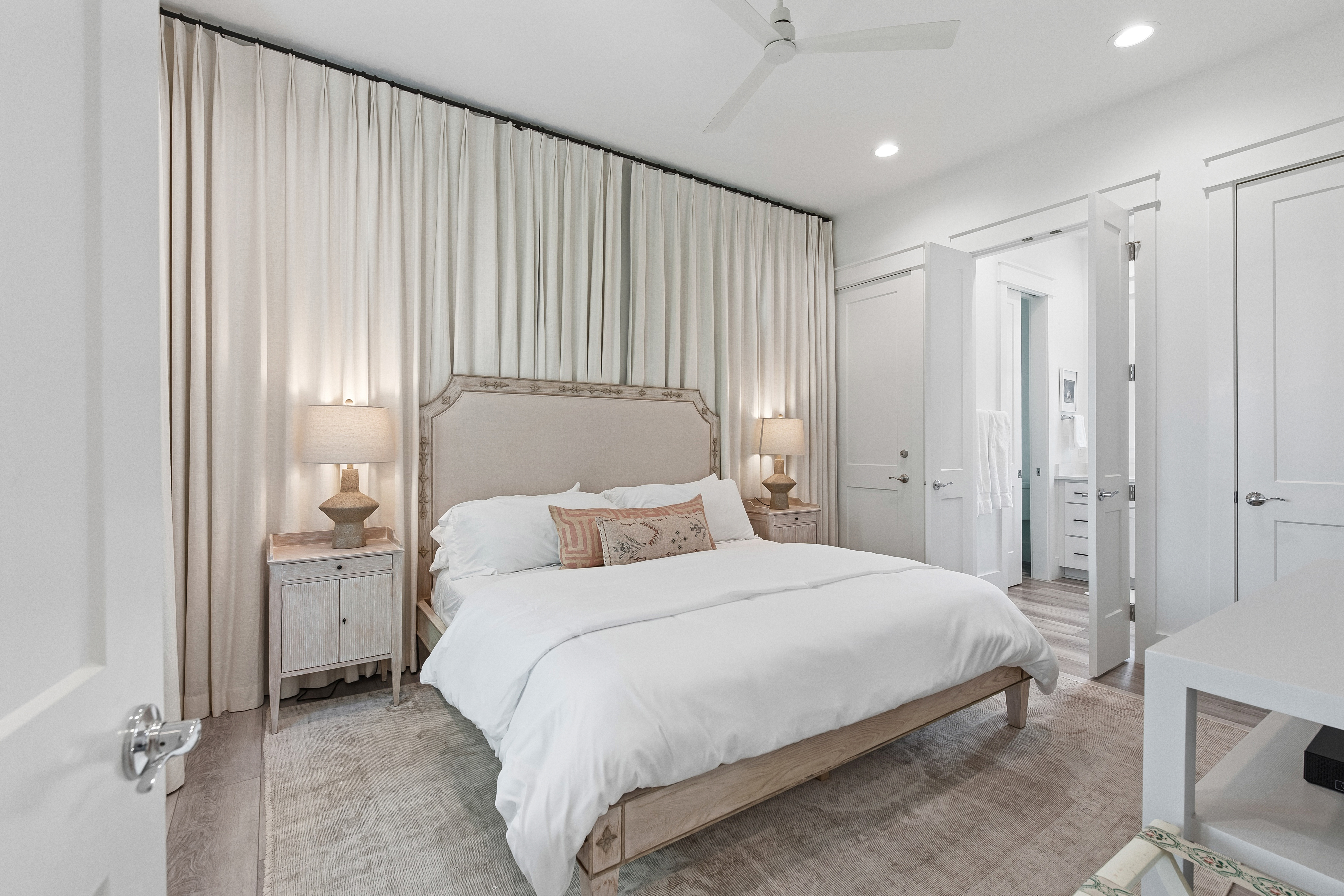  Turnkey Coastal Luxury Across From Eastern Lake And Steps To The Gulf - 物件實景