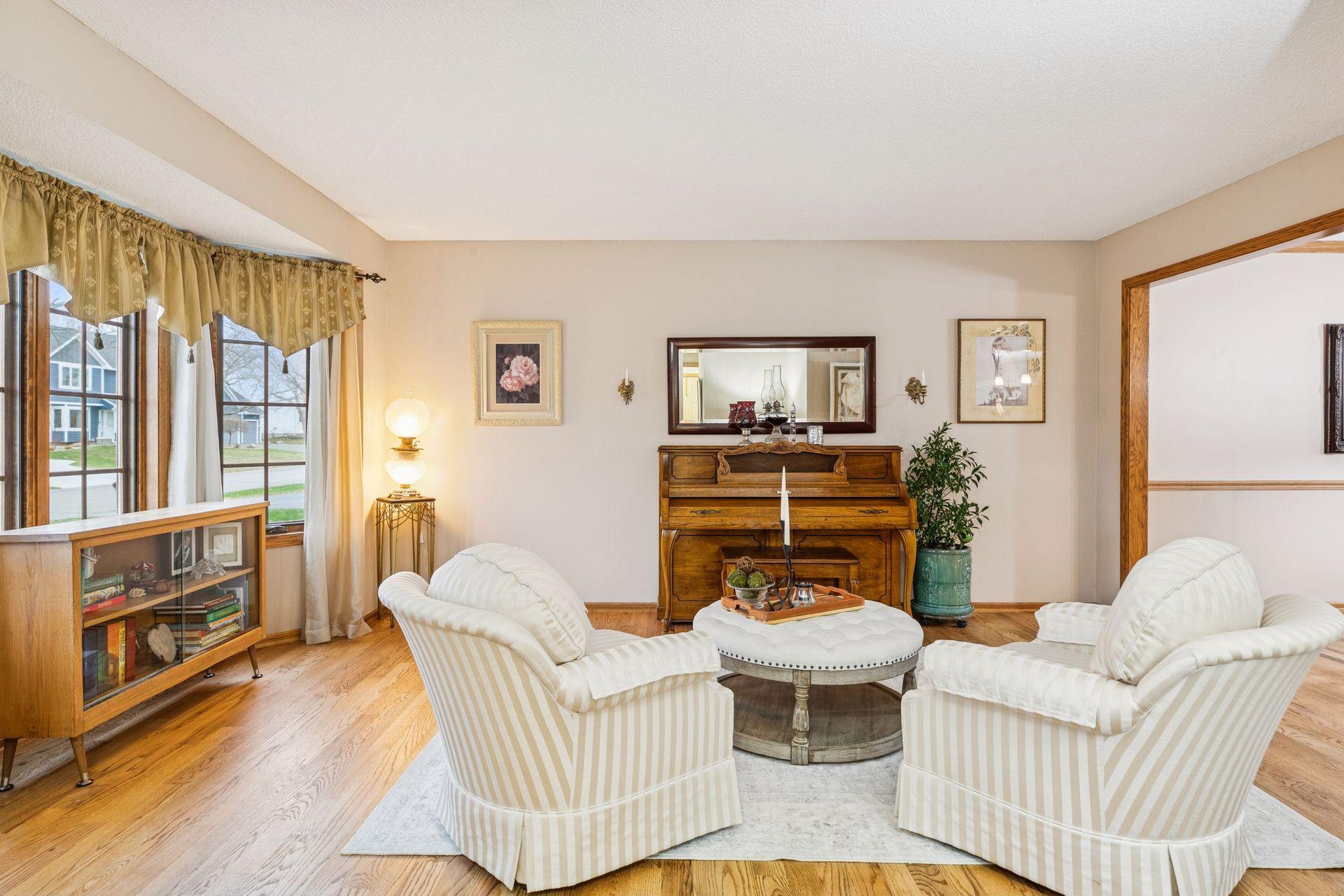 Woodbury, Minnesota, 55129, United States, 5 Bedrooms Bedrooms, ,3 BathroomsBathrooms,Residential,For Sale,1998443