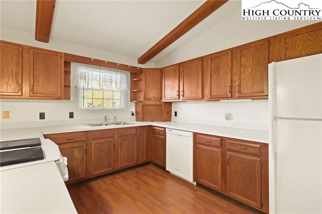 Banner Elk, North Carolina, 28604, United States, 2 Bedrooms Bedrooms, ,2 BathroomsBathrooms,Residential,For Sale,1977010