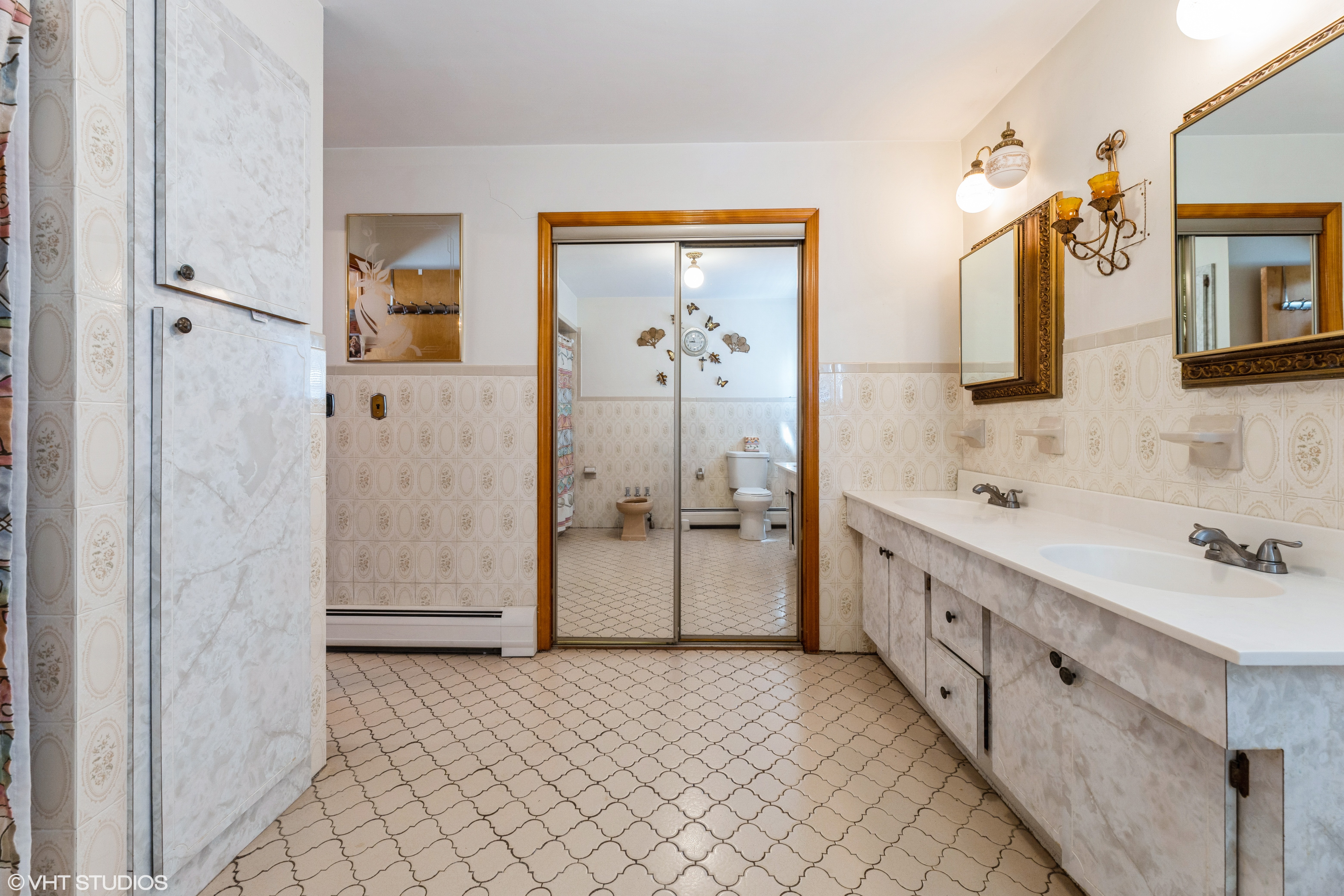 Moonachie, New Jersey, 07074, United States, 5 Bedrooms Bedrooms, ,4 BathroomsBathrooms,Residential,For Sale,1936964
