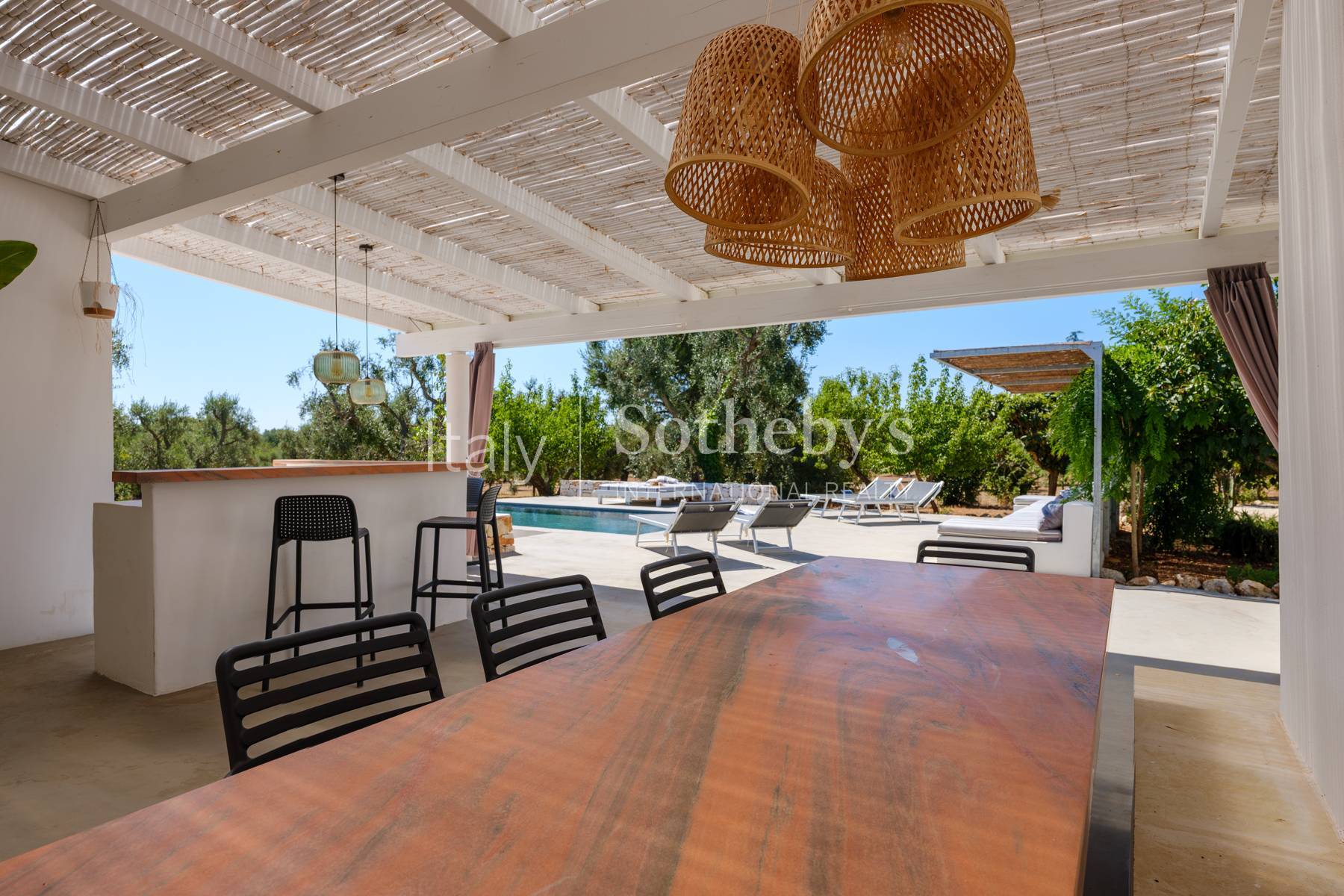  Authentic Trulli with Panoramic Ground in the Valle d