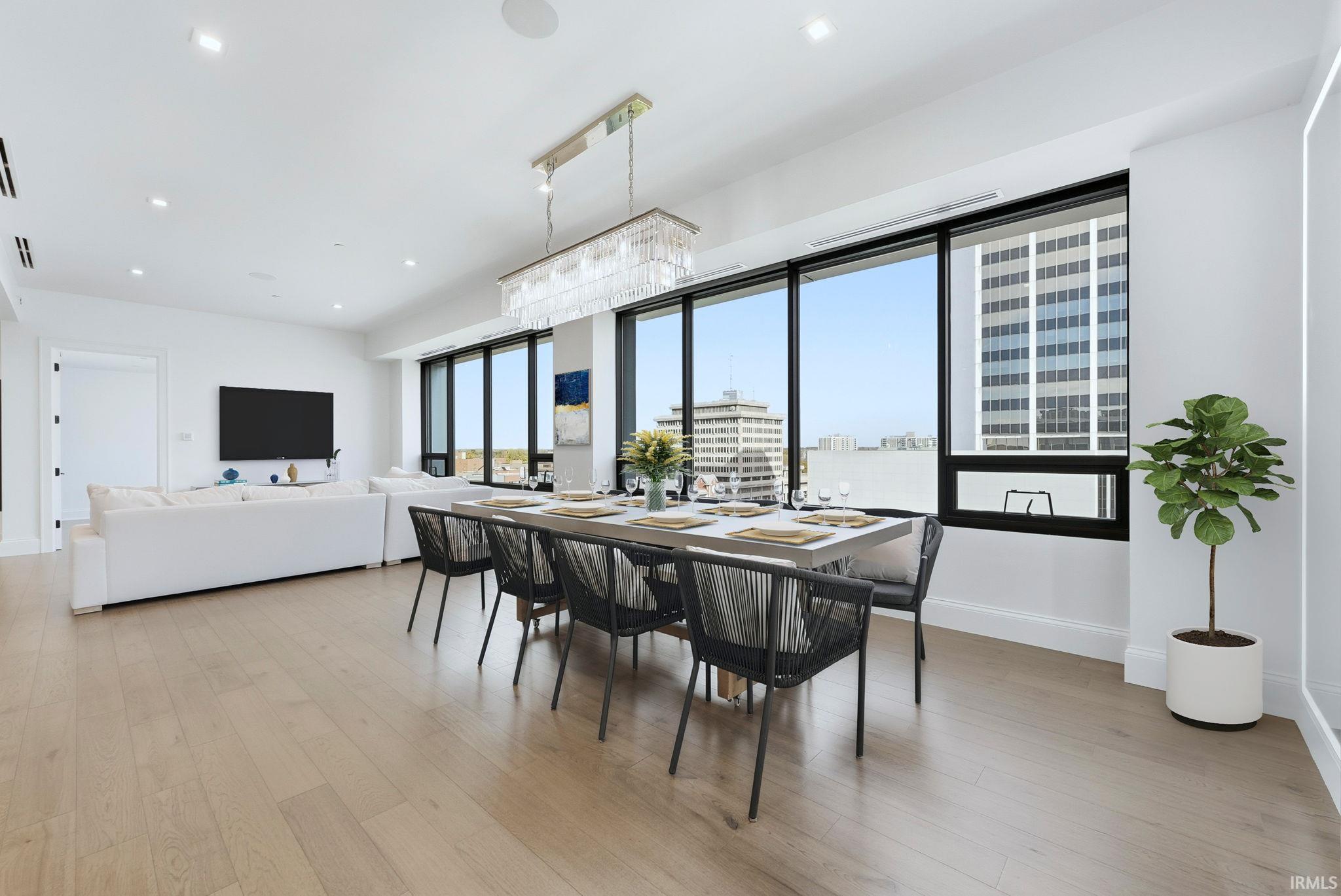 Fort Wayne, Indiana, 46802, United States, 2 Bedrooms Bedrooms, ,3 BathroomsBathrooms,Residential,For Sale,1987044