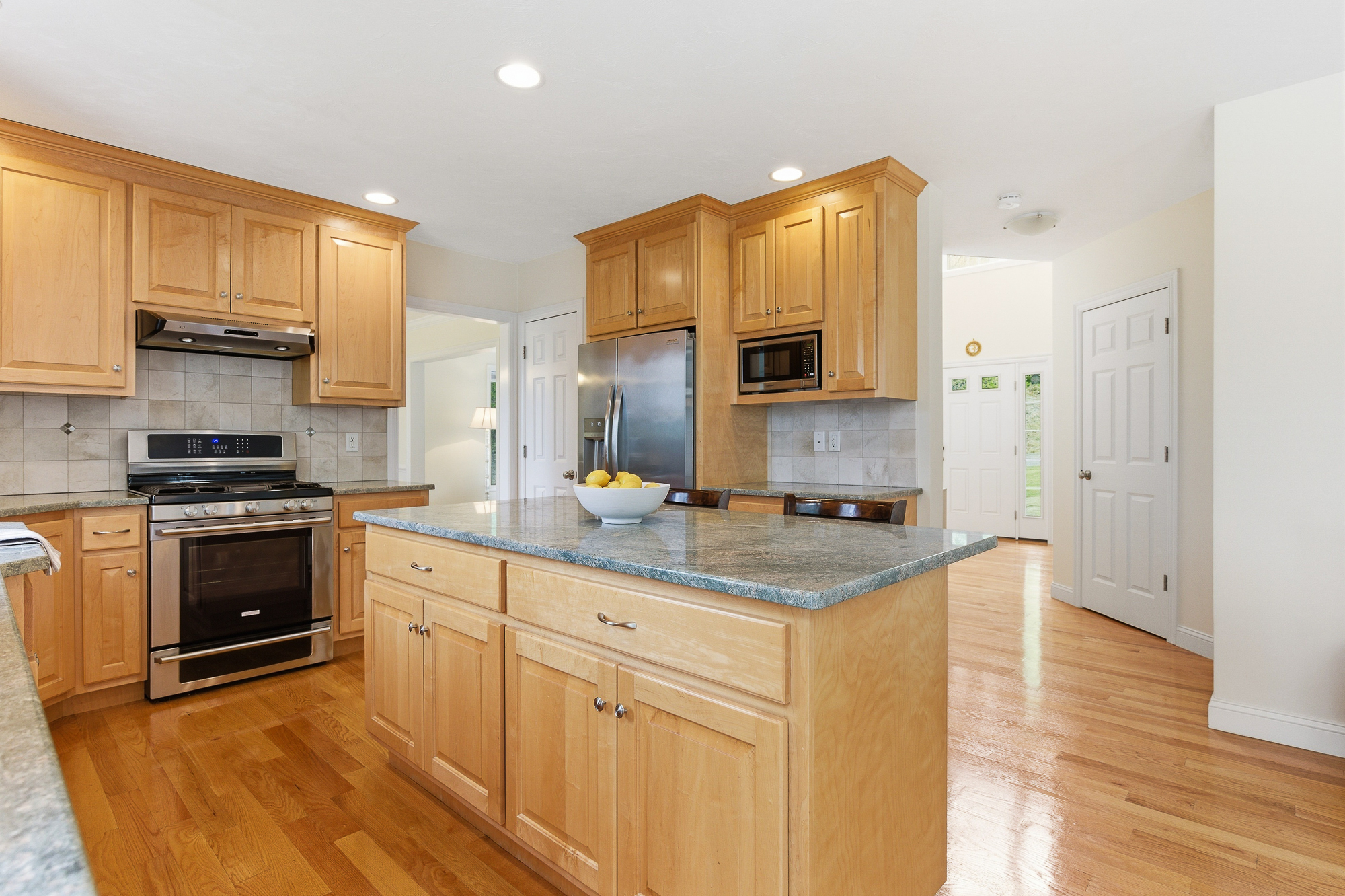 8 Victoria Circle, Shrewsbury, MA 01545 - 物件實景