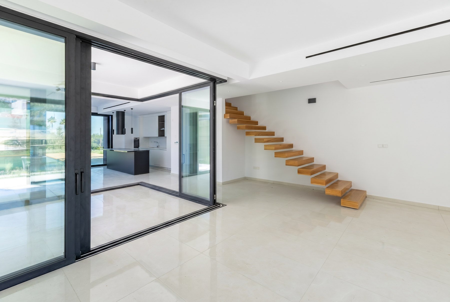  Three-Bedroom Villa with Rooftop Sea Views in a Gated Complex in Chlorakas - 物件實景