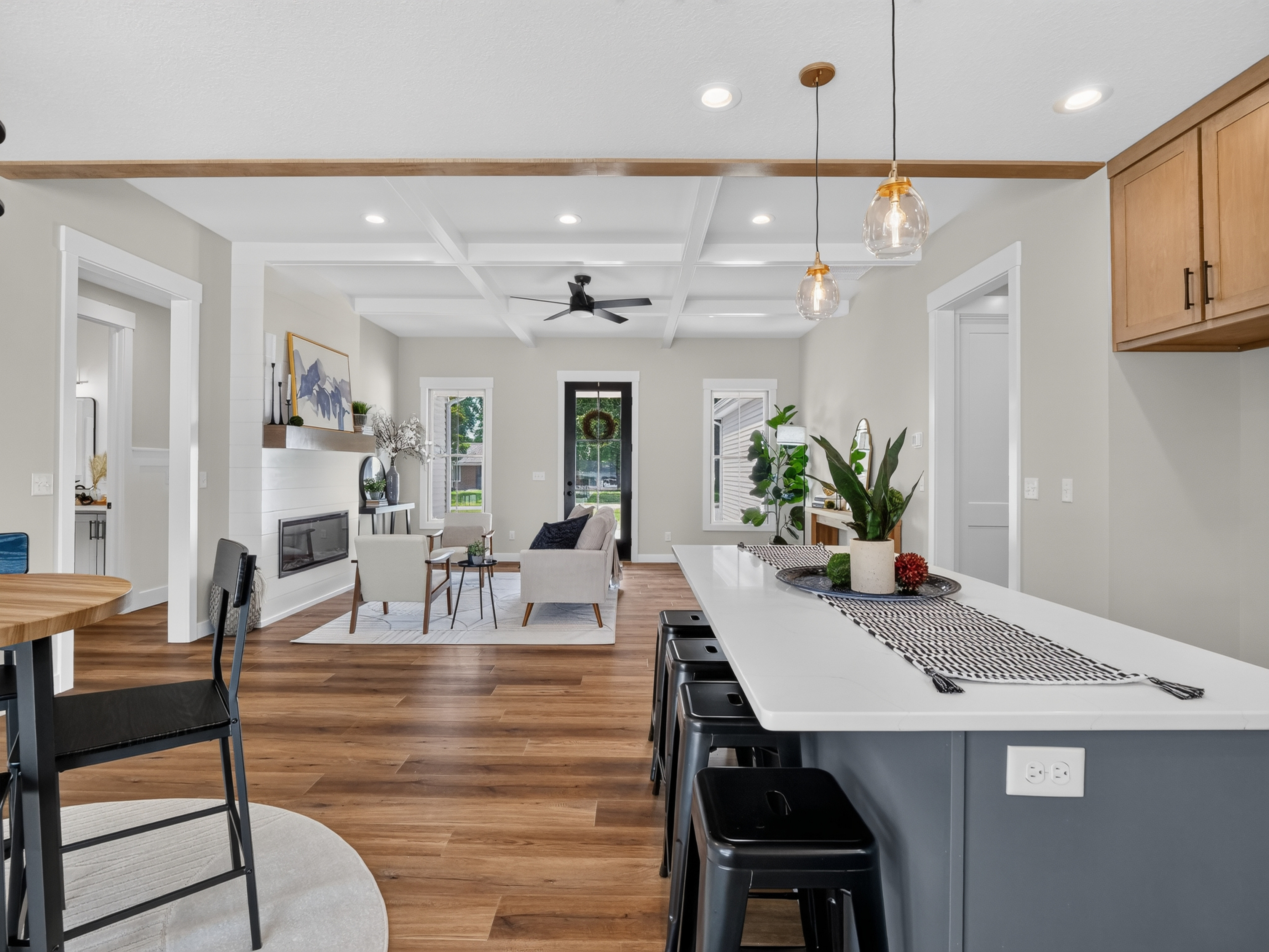  Modern Farmhouse w/ High-End Finishes - 物件實景