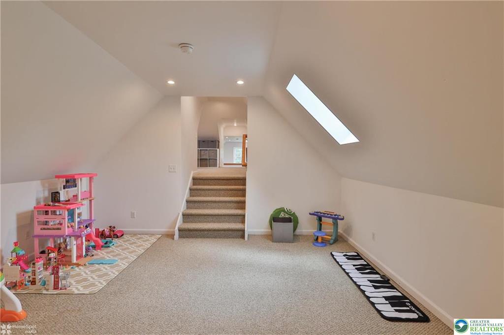 Stroudsburg, Pennsylvania, 18360-6926, United States, 7 Bedrooms Bedrooms, ,4 BathroomsBathrooms,Residential,For Sale,1904497