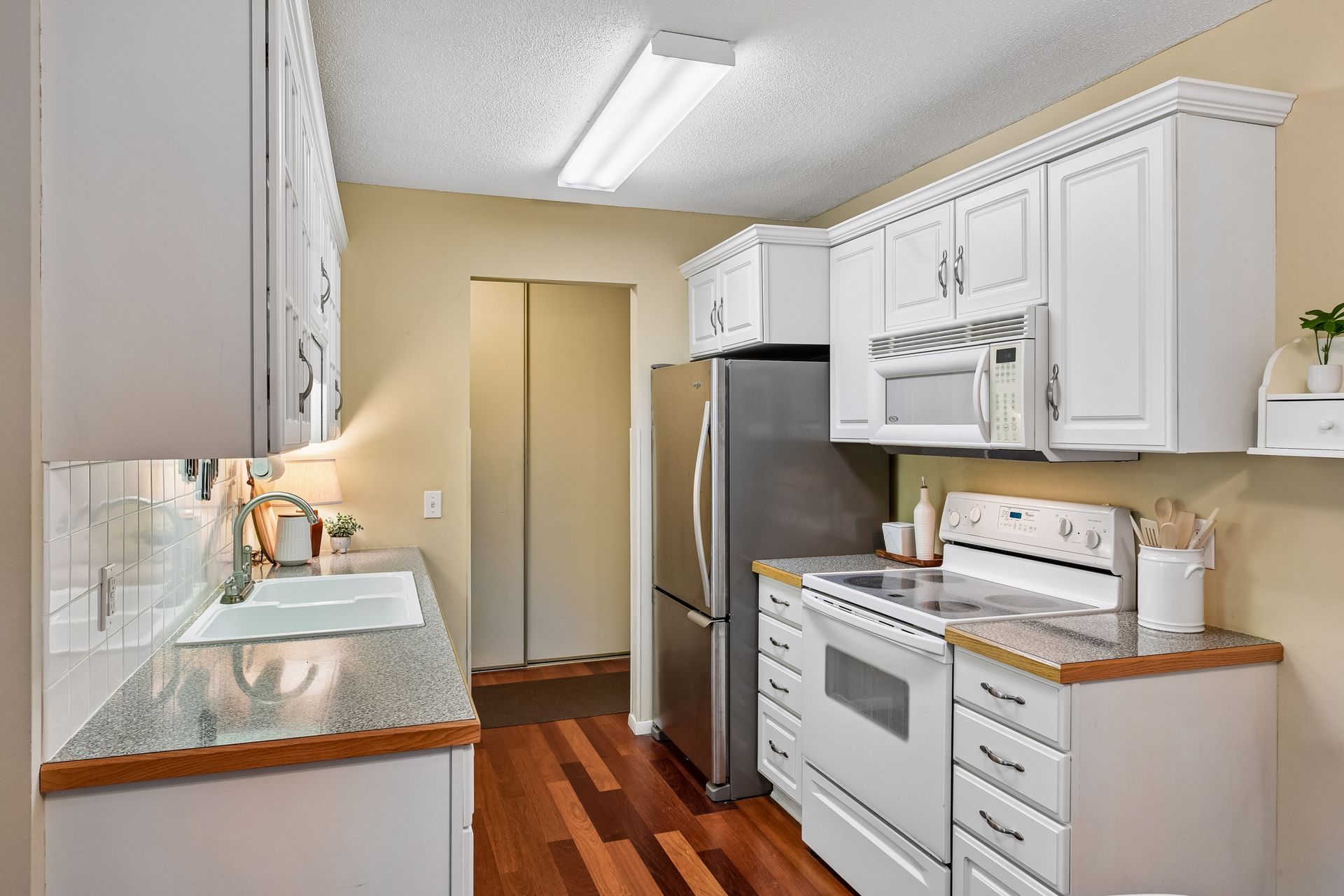  Second-Floor Wayzata Villas Condo with Beautiful Pond Views - 物件實景