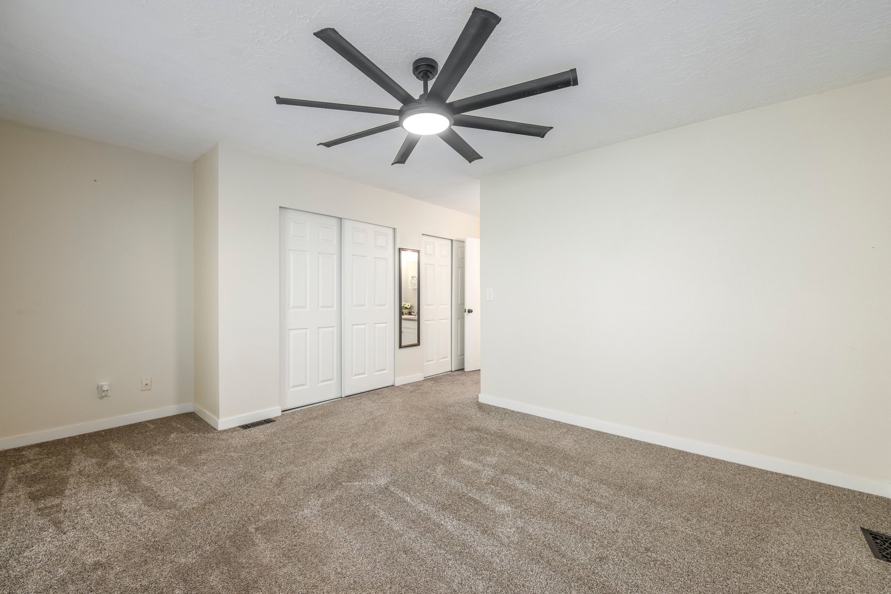  End-Unit Townhome with Updates Throughout - 物件實景