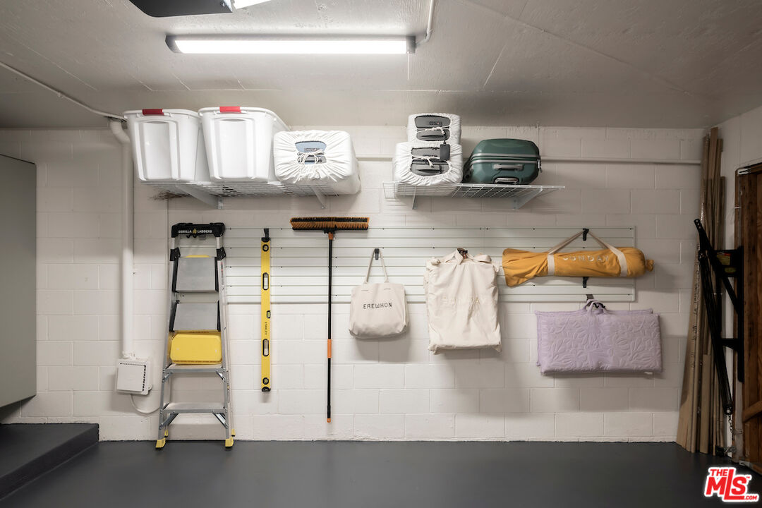 Santa Monica, California, 90403, United States, 2 Bedrooms Bedrooms, ,3 BathroomsBathrooms,Residential,For Sale,1986482