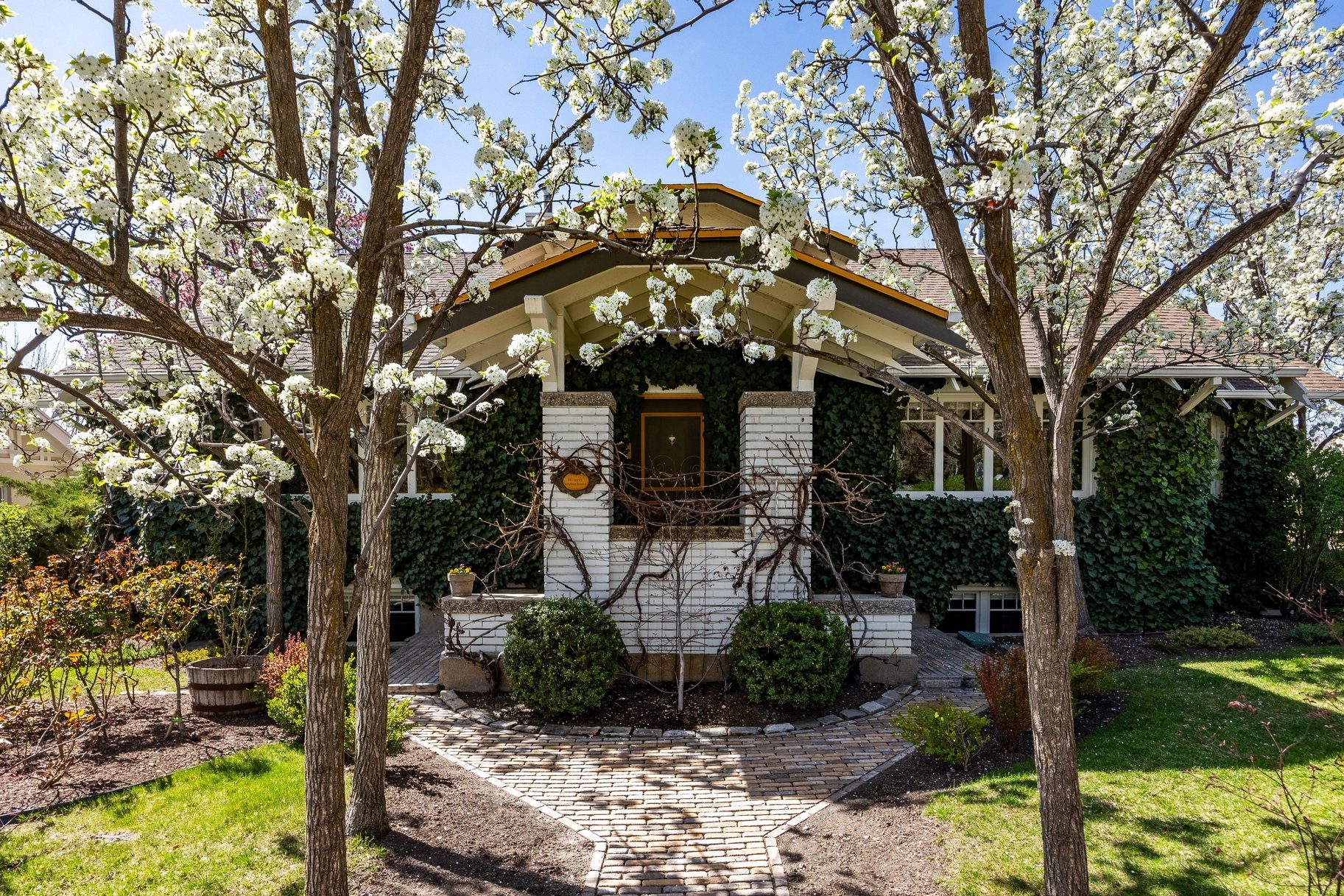  Timeless Bungalow with Enjoyable Outdoor Living - 物件實景