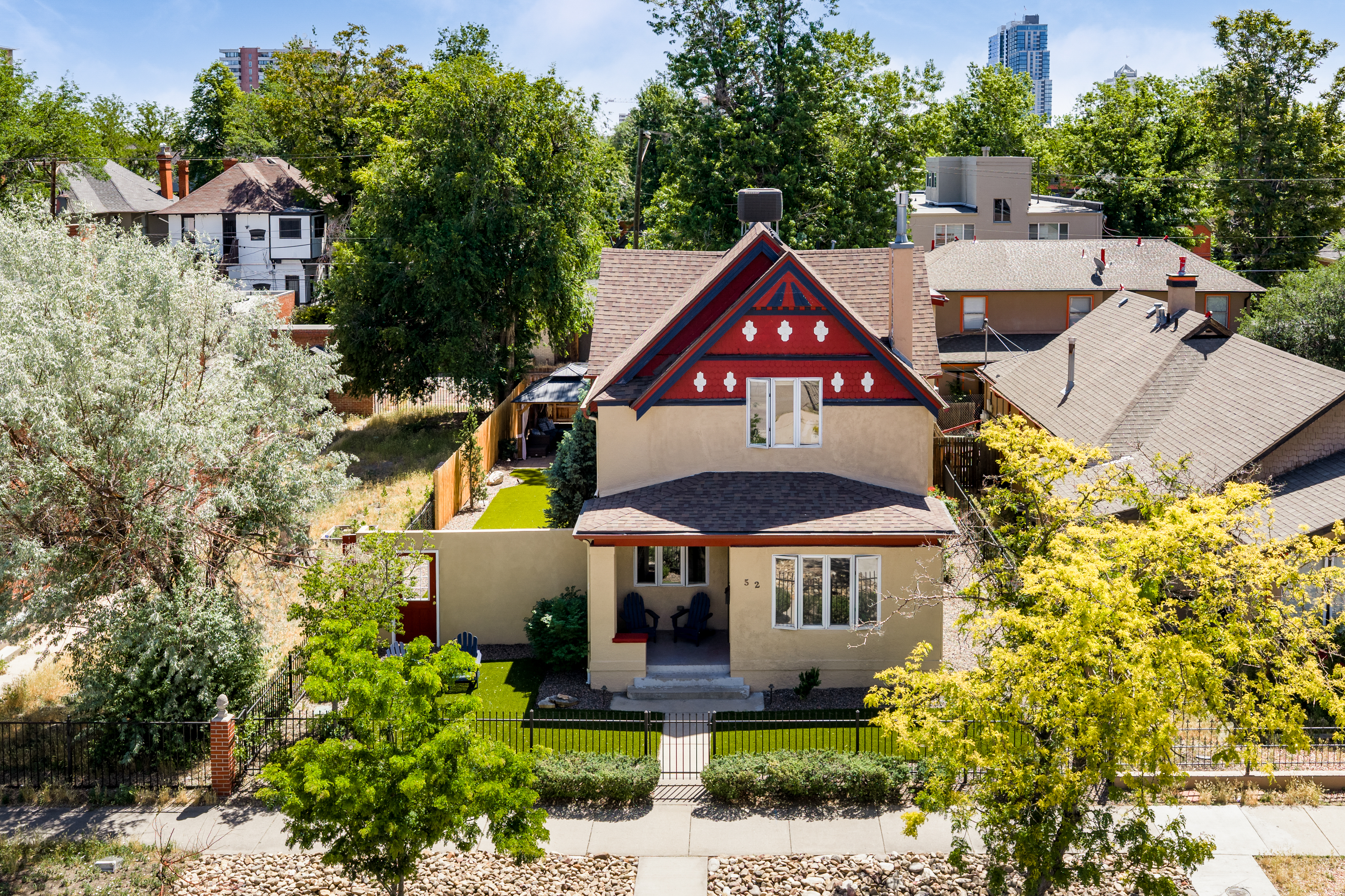  Outstanding Victorian-Style Home Just a Block From Broadway - 物件實景