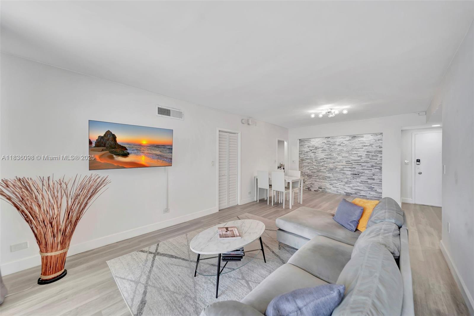 Miami Beach, Florida, 33140, United States, 2 Bedrooms Bedrooms, ,2 BathroomsBathrooms,Residential,For Sale,1885385