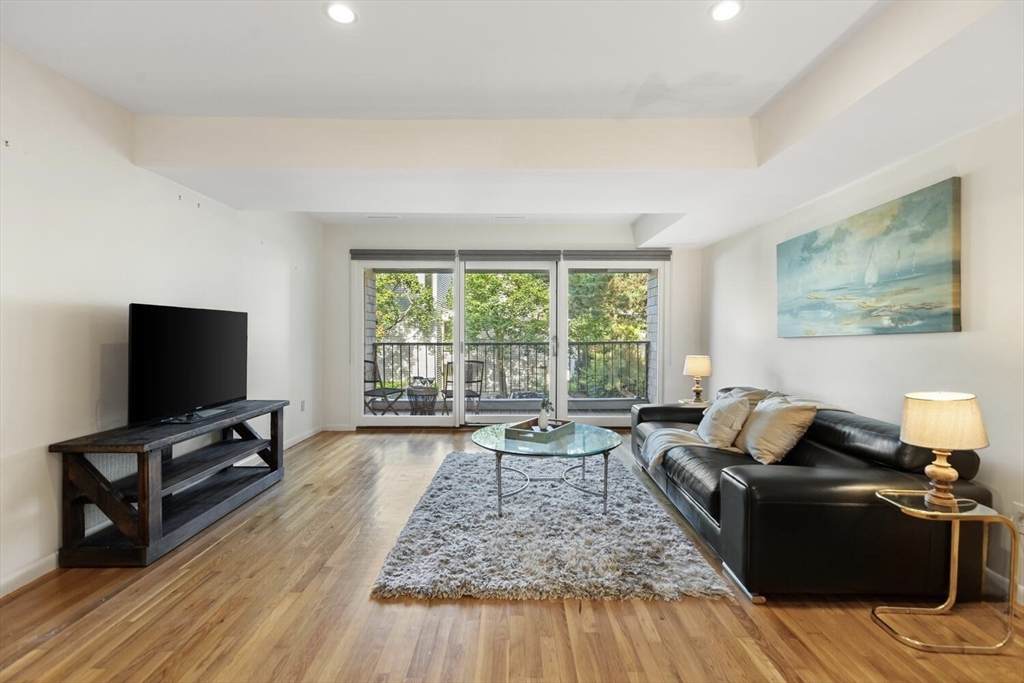 Marblehead, Massachusetts, 01945, United States, 2 Bedrooms Bedrooms, ,2 BathroomsBathrooms,Residential,For Sale,1895462