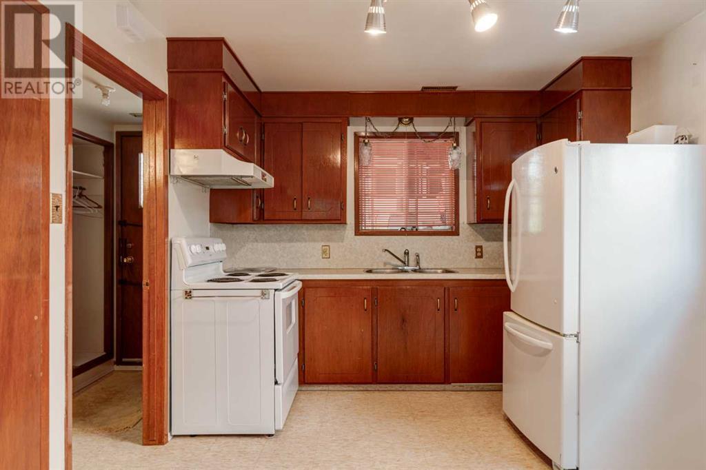 CALGARY, Alberta, T3E 2S7, CA, 3 Bedrooms Bedrooms, ,2 BathroomsBathrooms,Residential,For Sale,1896041