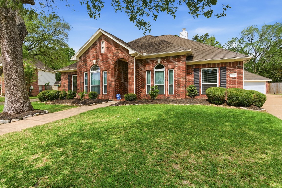Melodywood Dr, Friendswood, TX 77546