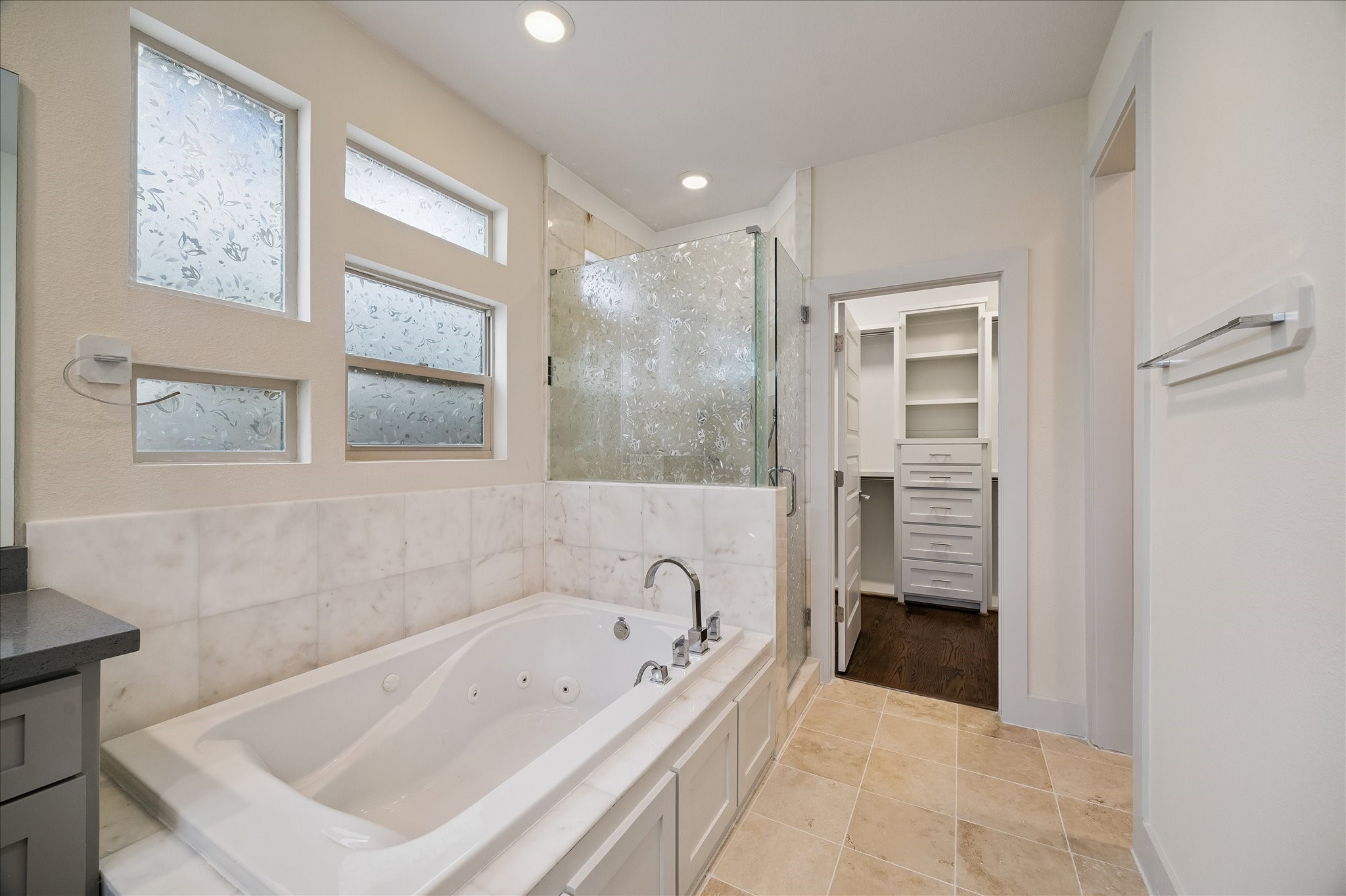  4833 Chenevert Street - 物件實景