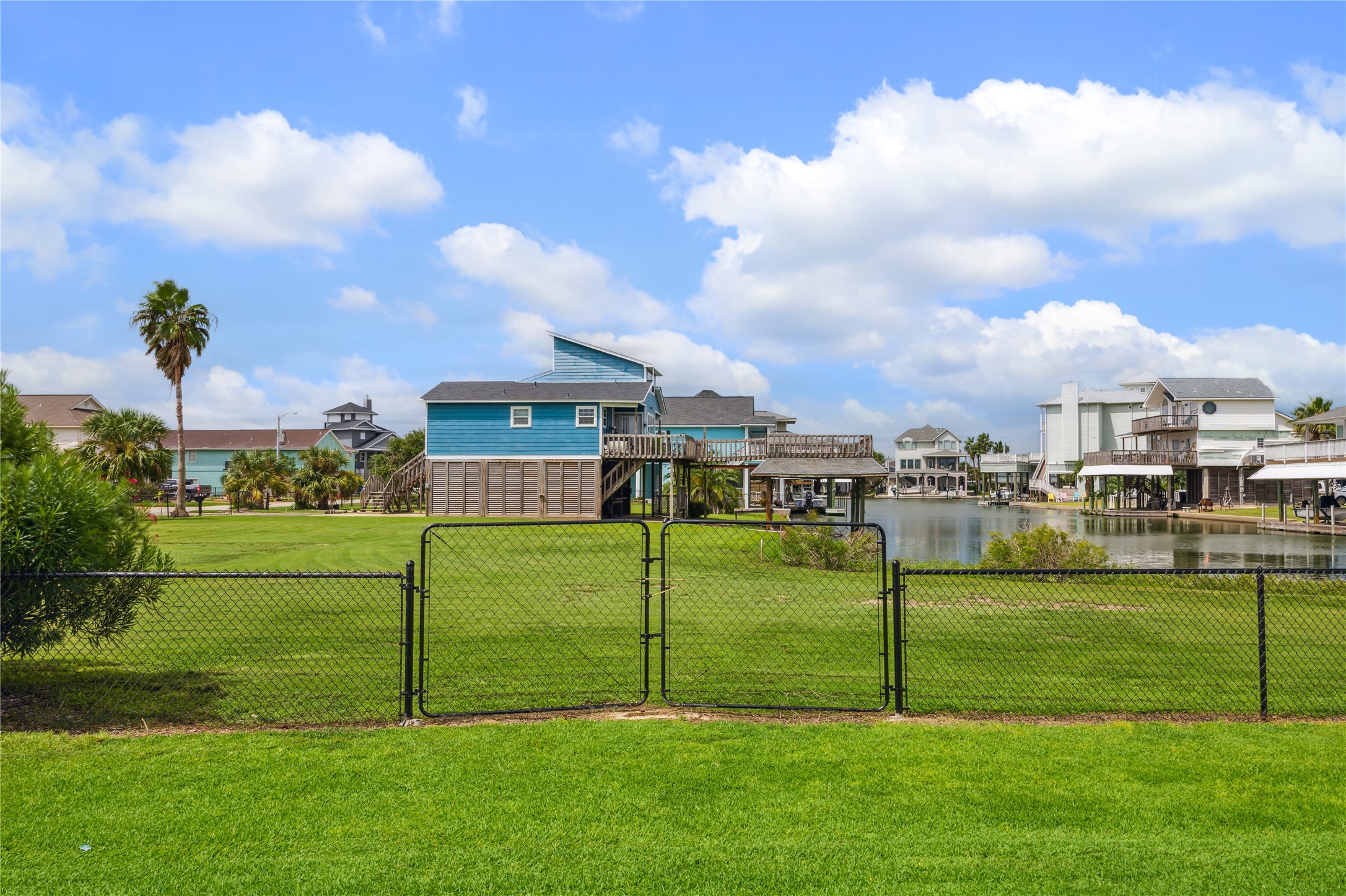 1302 & 1306 Maui Drive - 物件實景