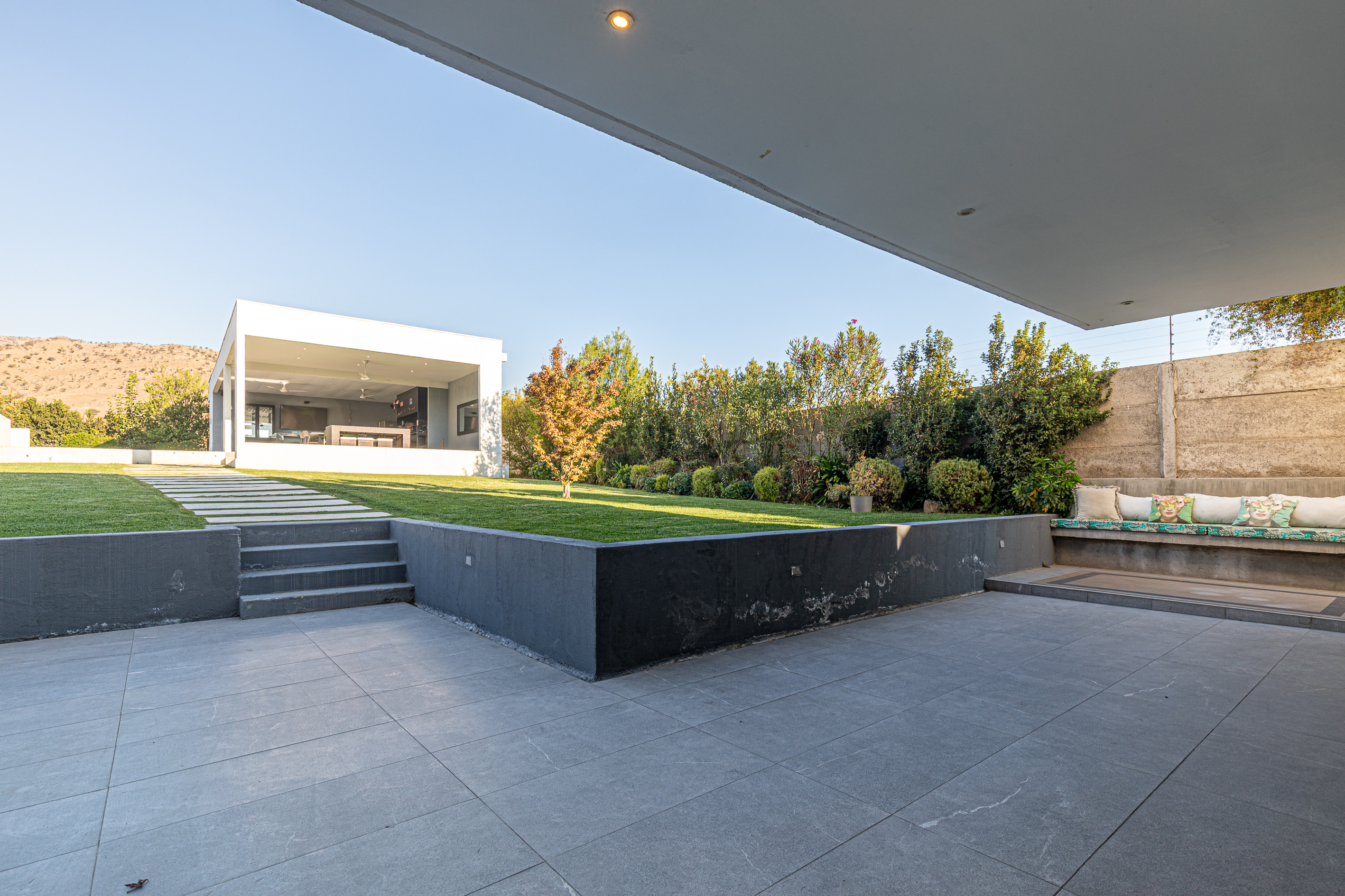  Mediterranean-style home with a barbecue are and swimming pool - 物件實景