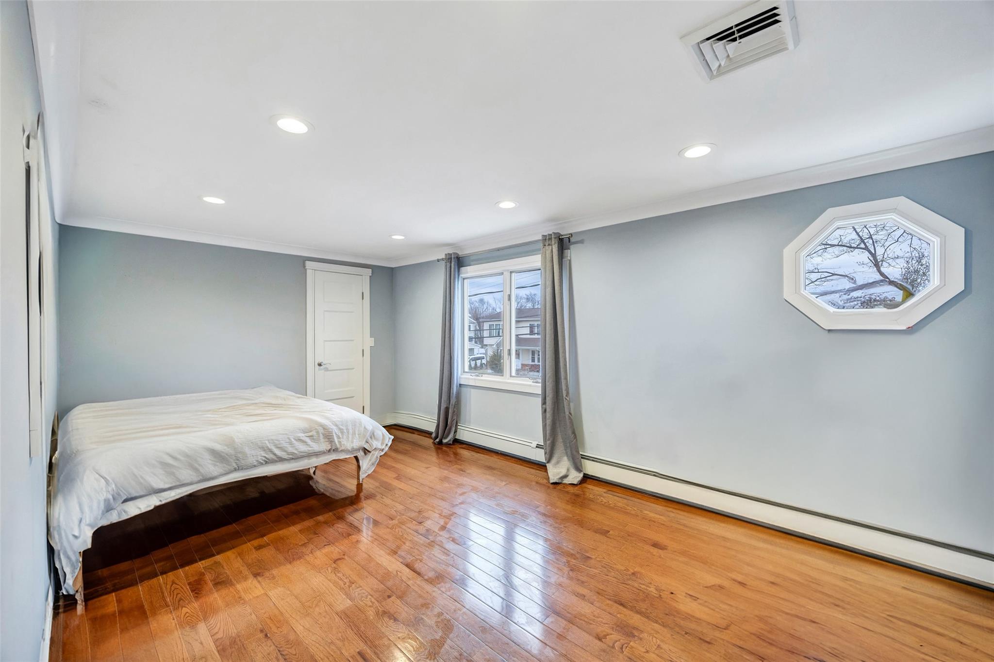 Lindenhurst, New York, 11757, United States, 5 Bedrooms Bedrooms, ,3 BathroomsBathrooms,Residential,For Sale,1707777