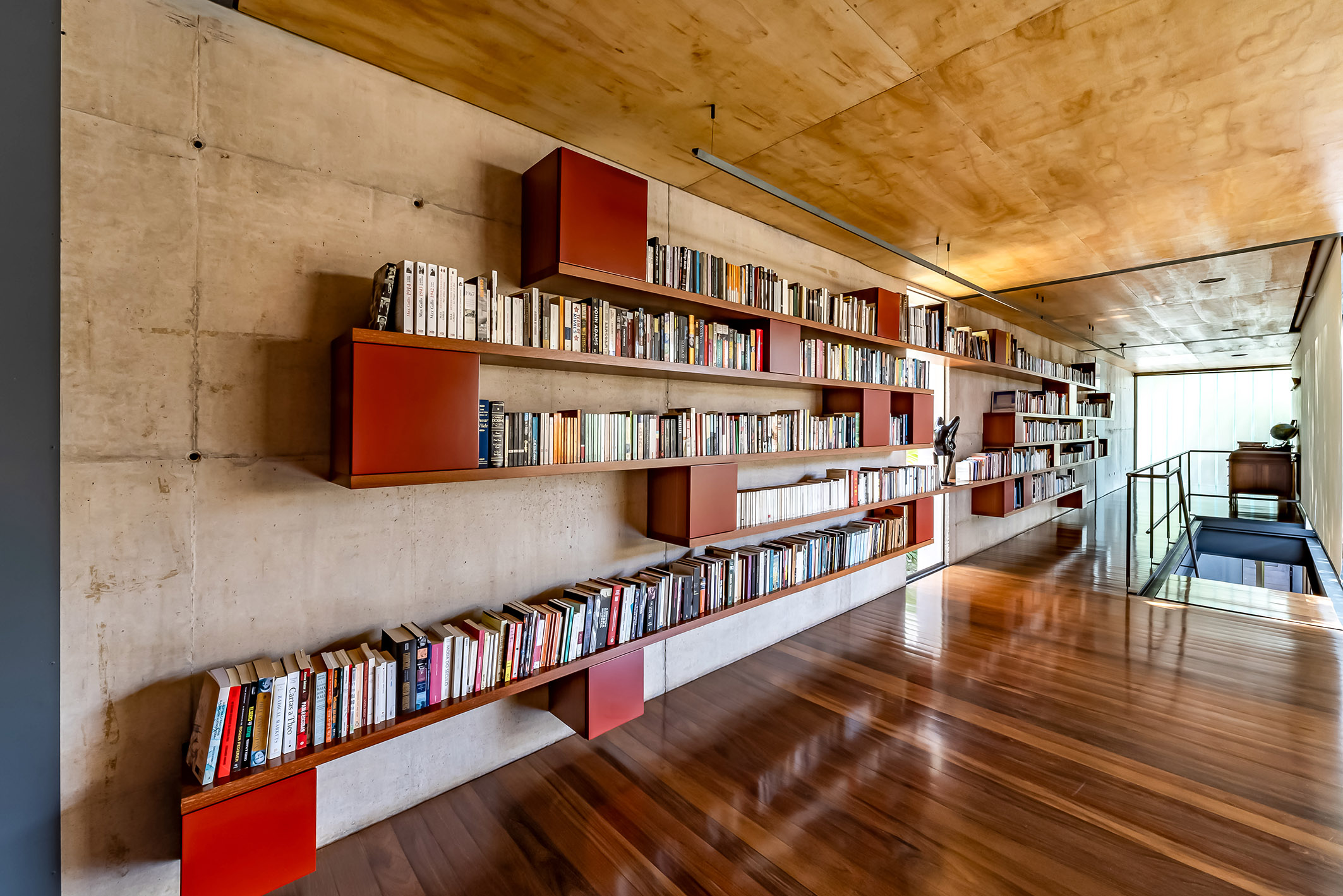  Contemporary home with open layout and outdoor living surrounded by greenery - 物件實景