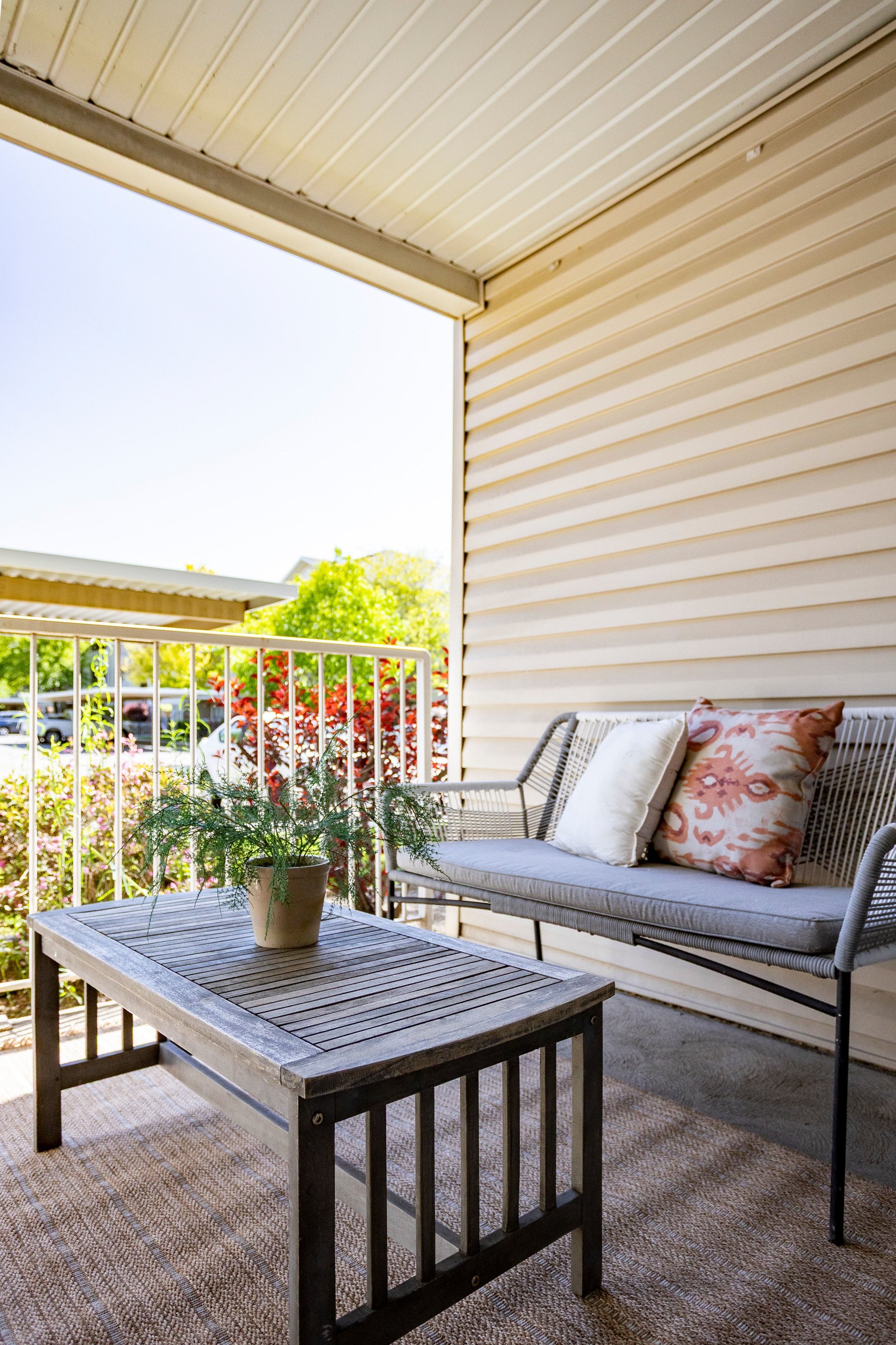  Bright & Welcoming Garden-Level Condo with Darling Patio - 物件實景