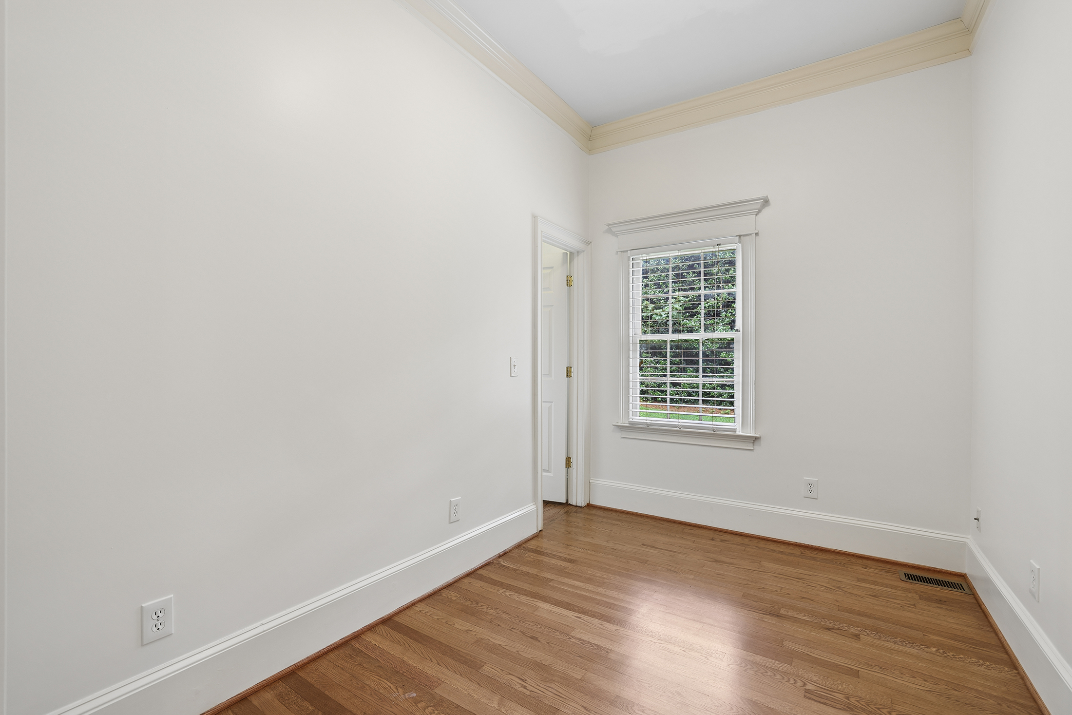  Handsome Updated Home with Amazing Space, Indoors and Out - 物件實景