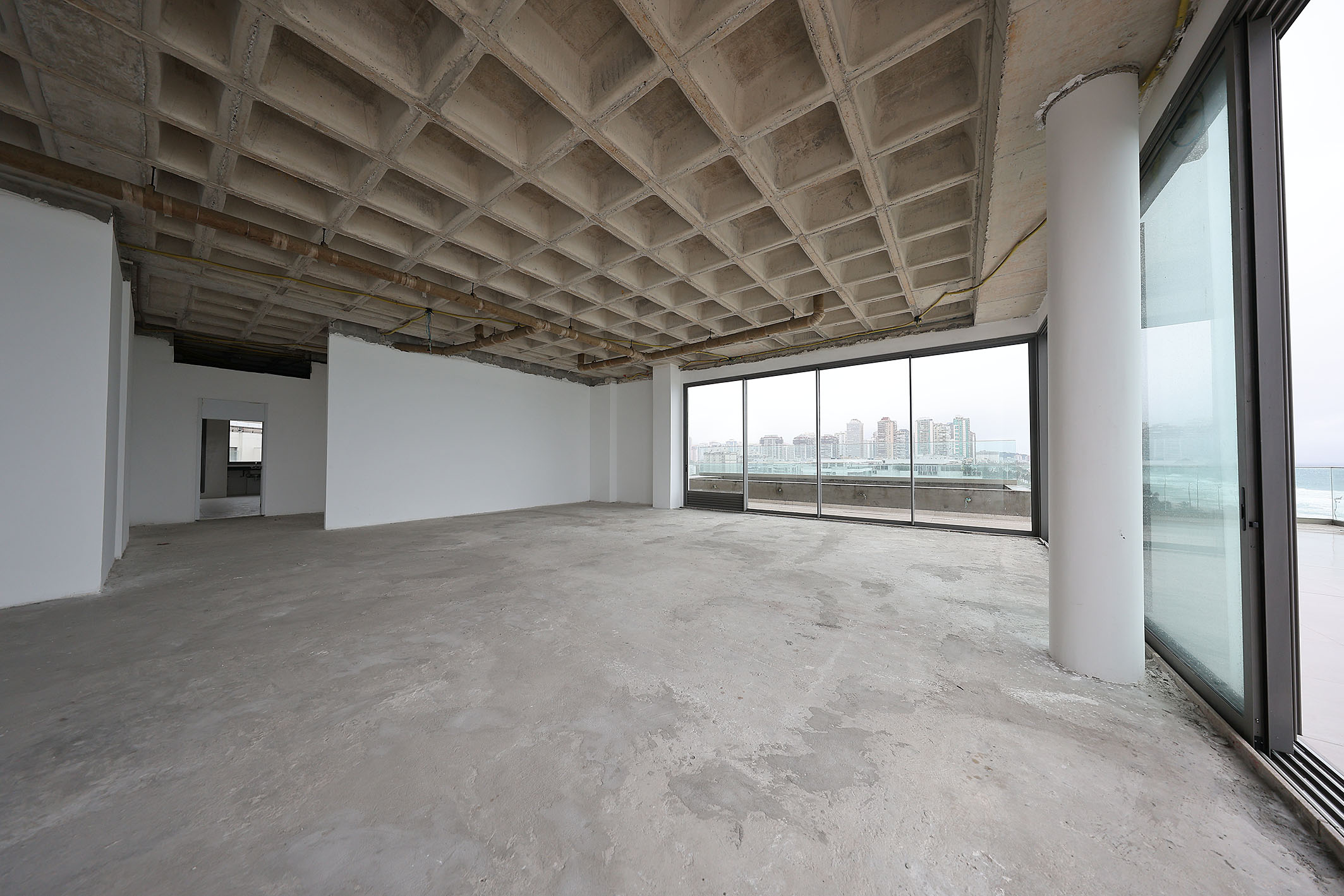  Linear Oceanfront Penthouse with Panoramic Views and Custom Potential - 物件實景